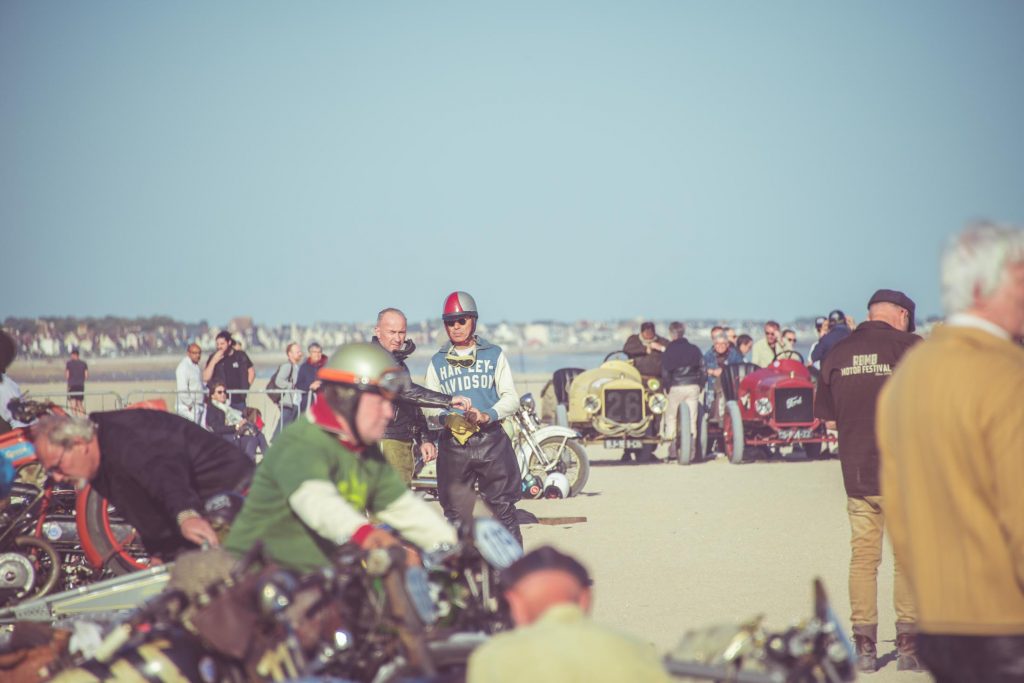 Course de voiture moto Rod et de motos Harley Davidson avant 1947. Course sur sable sur la plage de Ouistreham (Normandy Beach Race), photographe Laurent Scavone