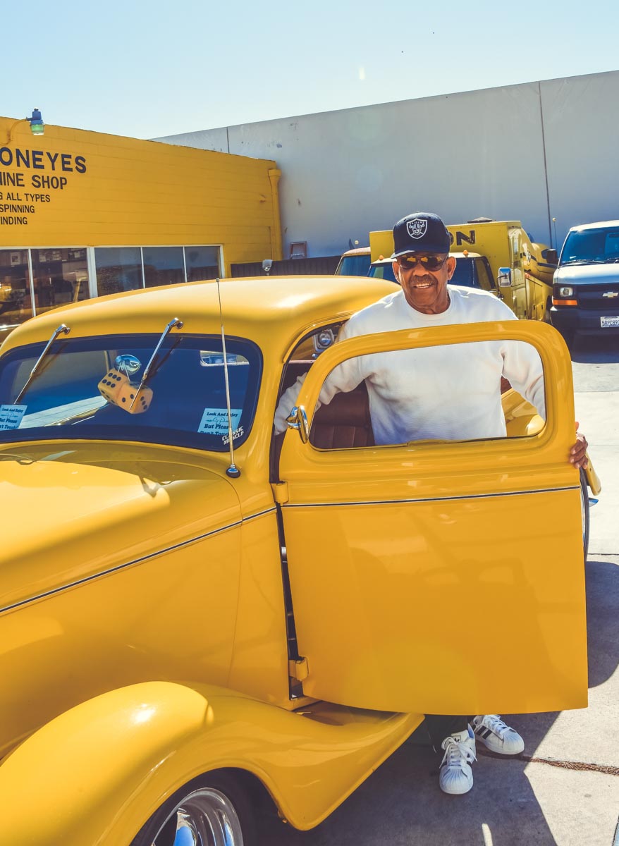 Magnifique Hot Rod Jaune devant sur le parking de chez Mooneyes. Harley Davidson et Atelier de préparation voitures Mooneyes hot rod & Kustom Kulture, visite des ateliers photographié par laurent scavone