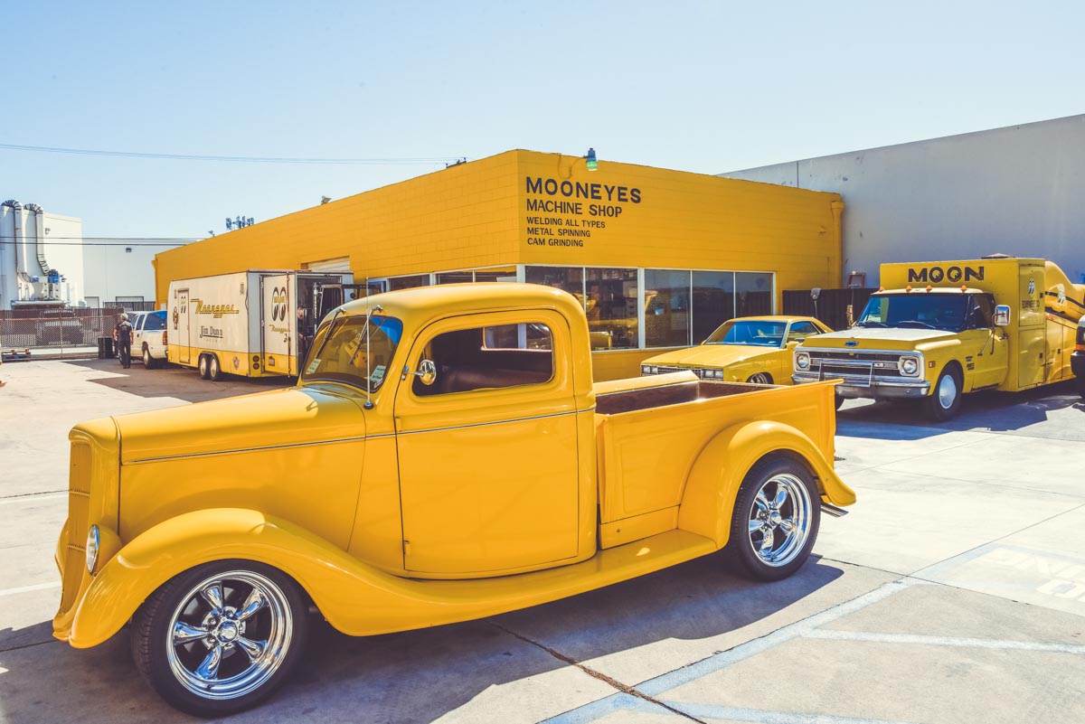 Magnifique Hot Rod Jaune devant sur le parking de chez Mooneyes. Harley Davidson et Atelier de préparation voitures Mooneyes hot rod & Kustom Kulture, visite des ateliers photographié par laurent scavone