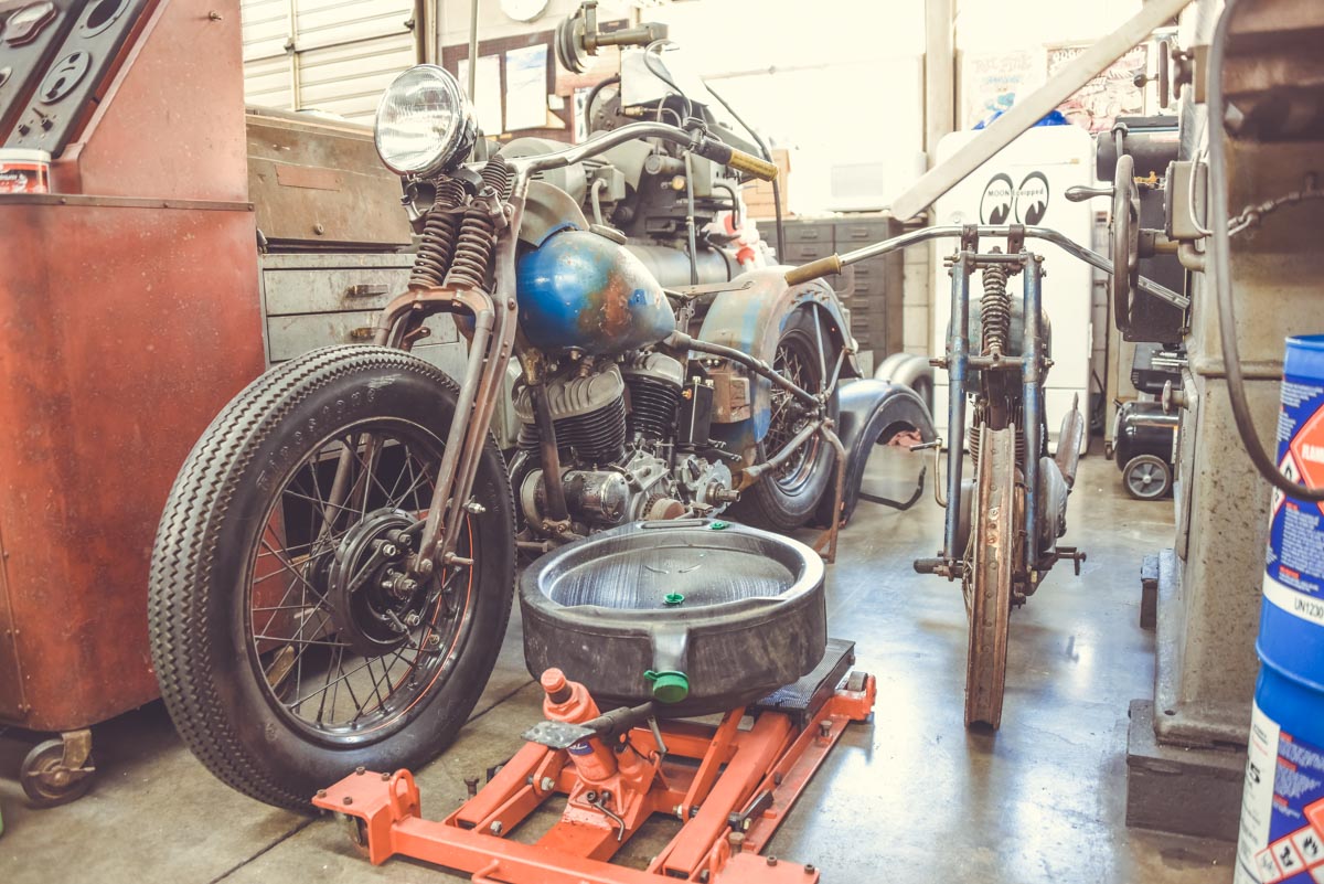 Harley Davidson et Atelier de préparation voitures Mooneyes hot rod & Kustom Kulture, visite des ateliers photographié par laurent scavone