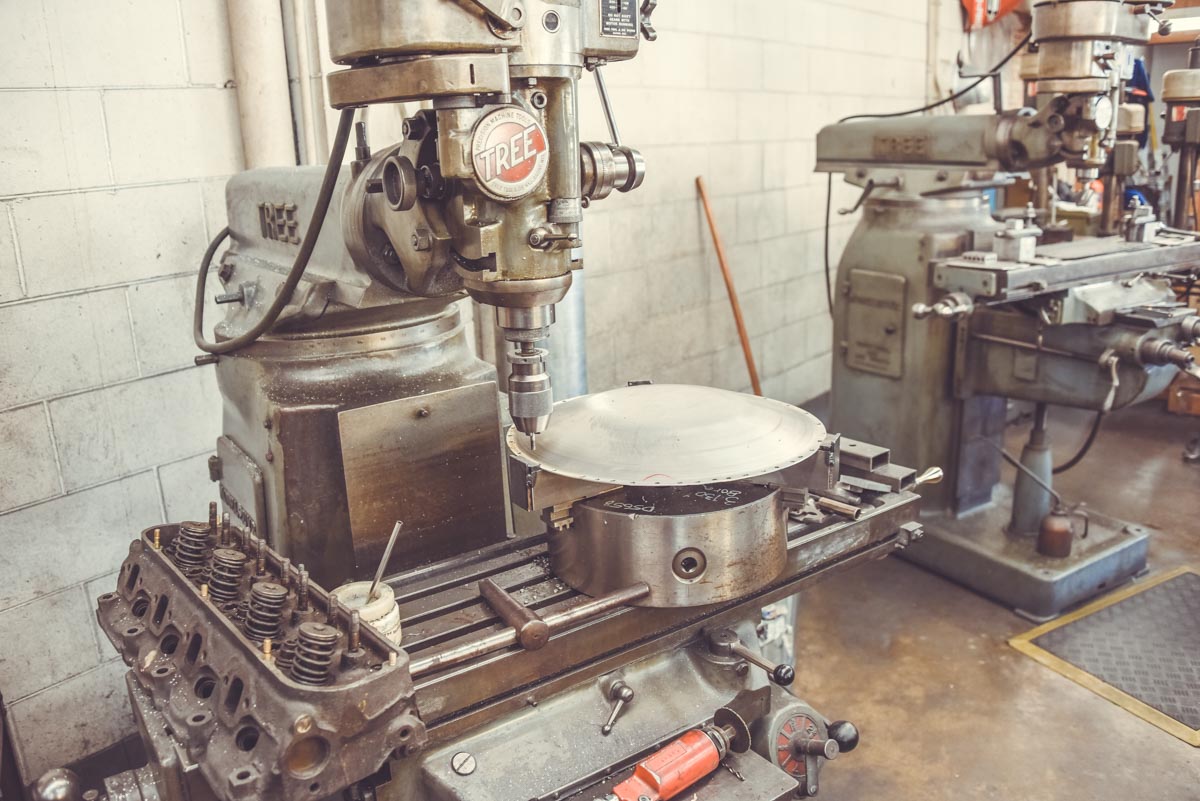 Atelier de fabrication des disques de roues Mooneyes en Californie, garage mythique de préparations de voiture hot Rod et muscle cars