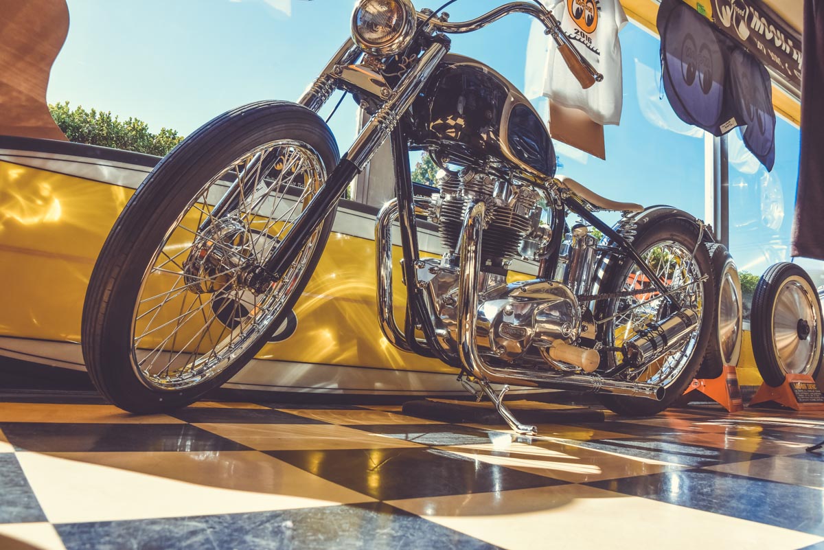 Magnifique Hot Rod Jaune devant sur le parking de chez Mooneyes. Harley Davidson et Atelier de préparation voitures Mooneyes hot rod & Kustom Kulture, visite des ateliers photographié par laurent scavone