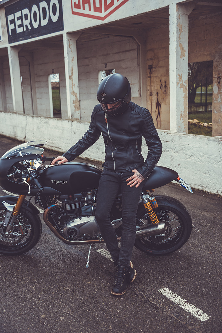 Essaie de la Triumph Thruxton 1200 R par Gentlemen's Factory. 
