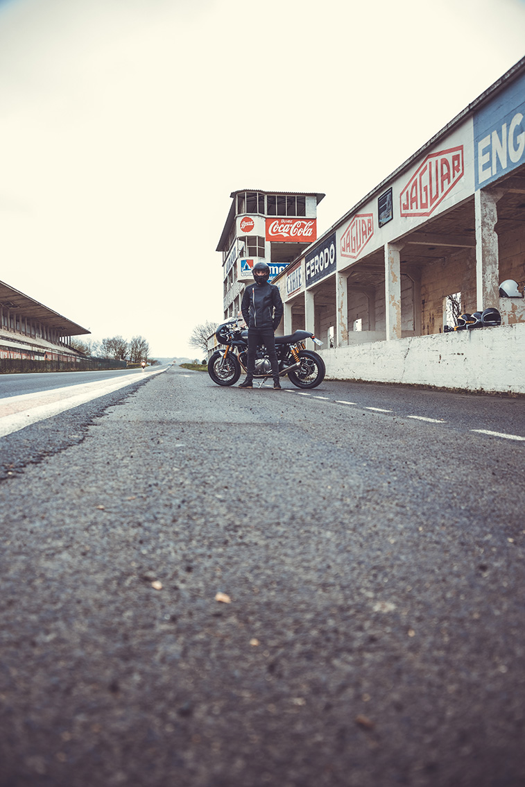 Essaie de la Triumph Thruxton 1200 R par Gentlemen's Factory. 
