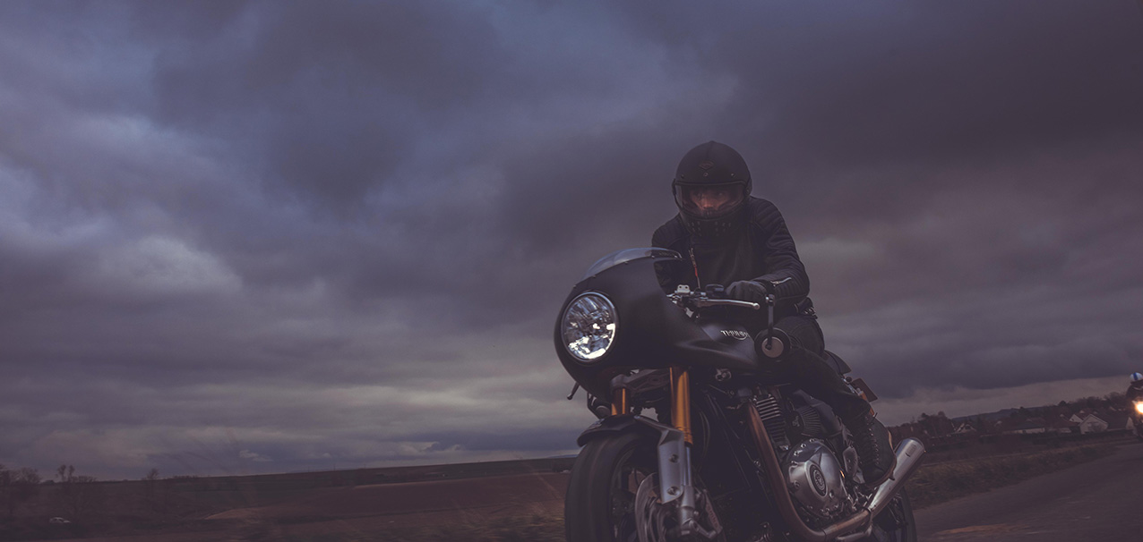 Essaie de la Triumph Thruxton 1200 R par Gentlemen's Factory. 
