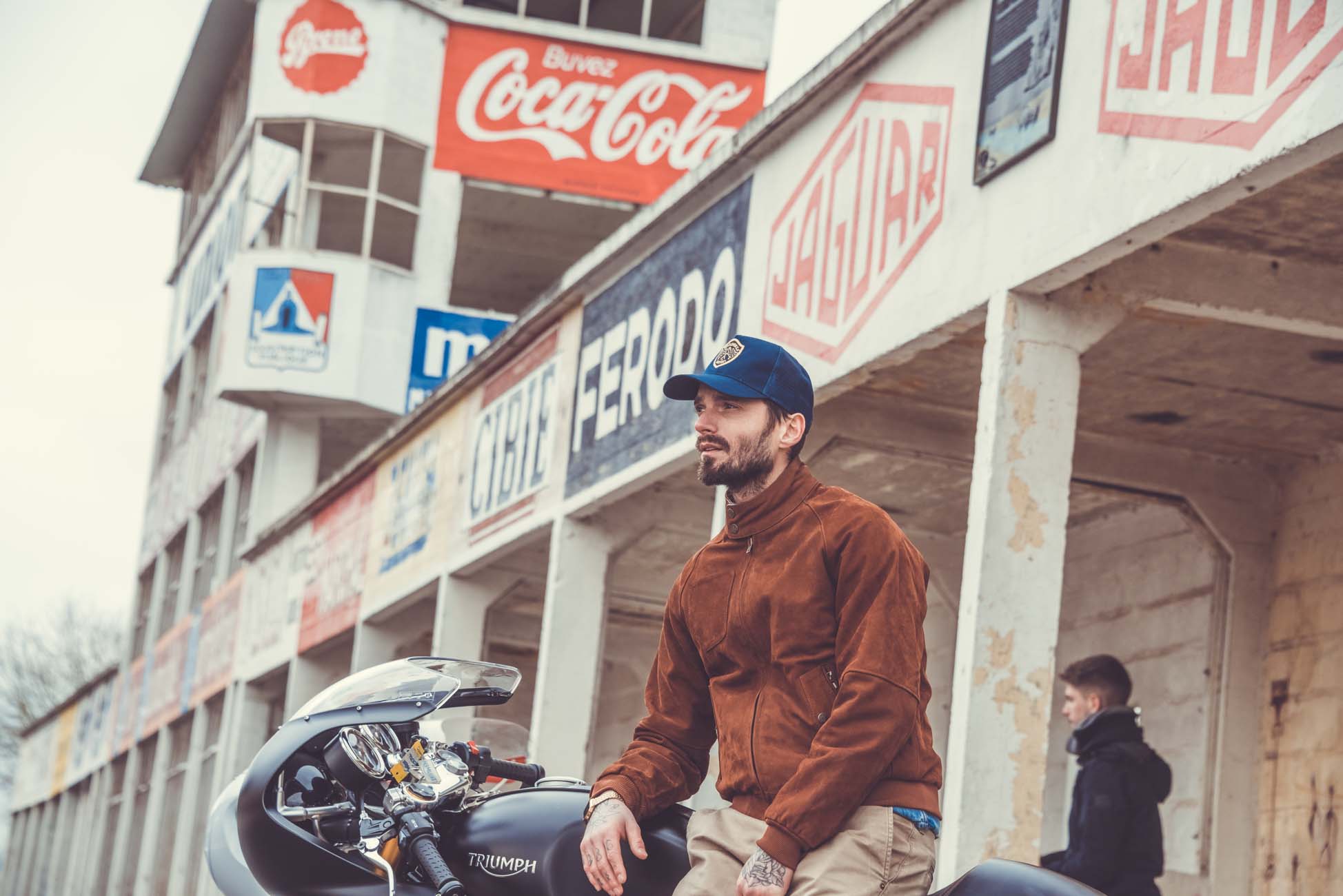 Veste en daim Steve Gentlemen's Factory. Blouson moto en daim, style biker chic. Triumph Thruxton 1200 R