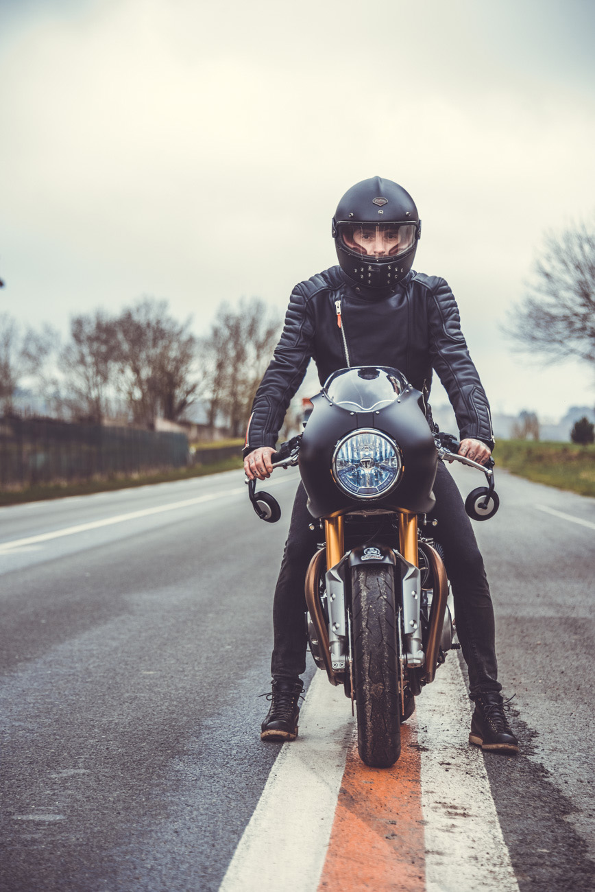 Essaie de la Triumph Thruxton 1200 R par Gentlemen's Factory. 