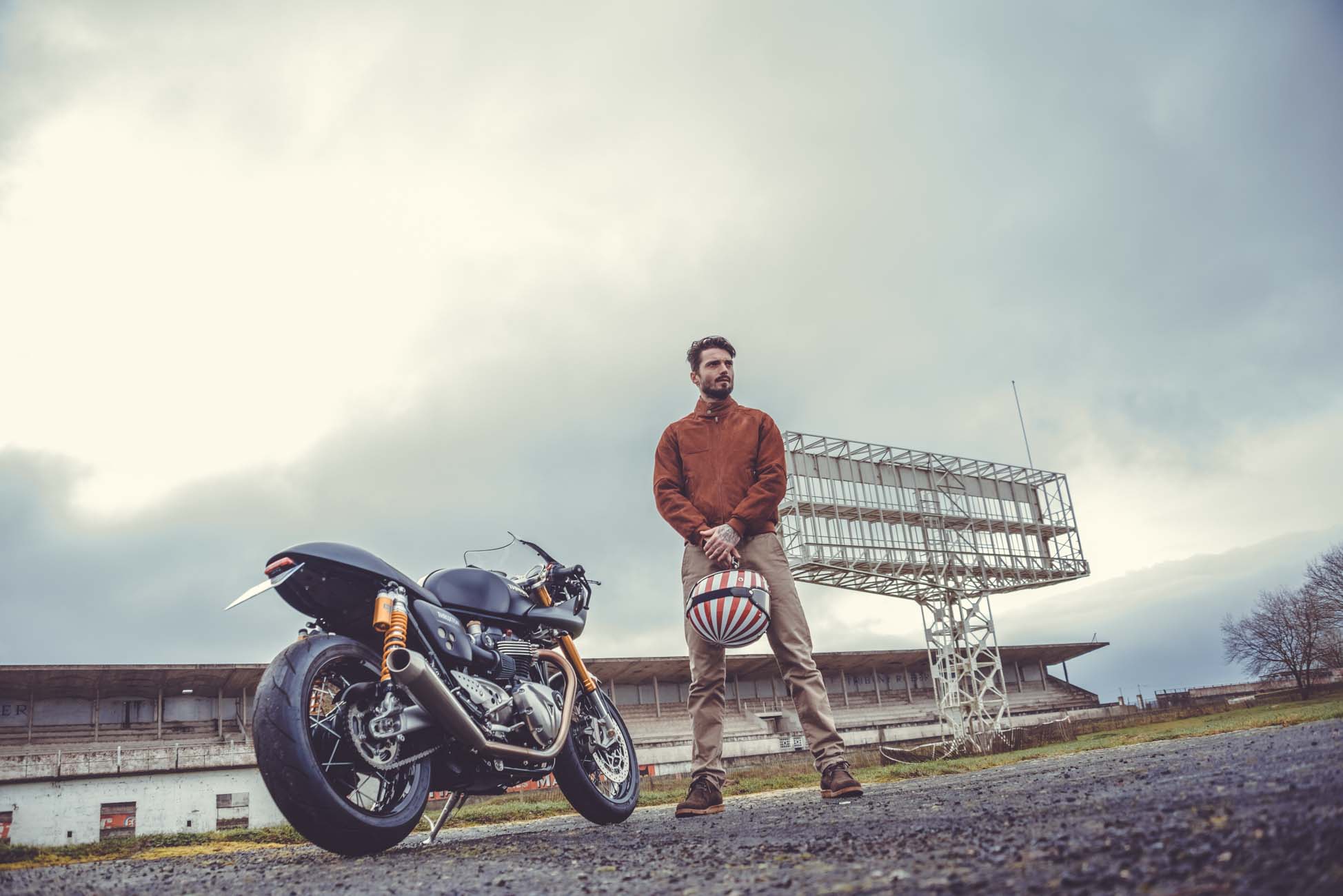 Veste en daim Steve Gentlemen's Factory. Blouson moto en daim, style biker chic. Triumph Thruxton 1200 R