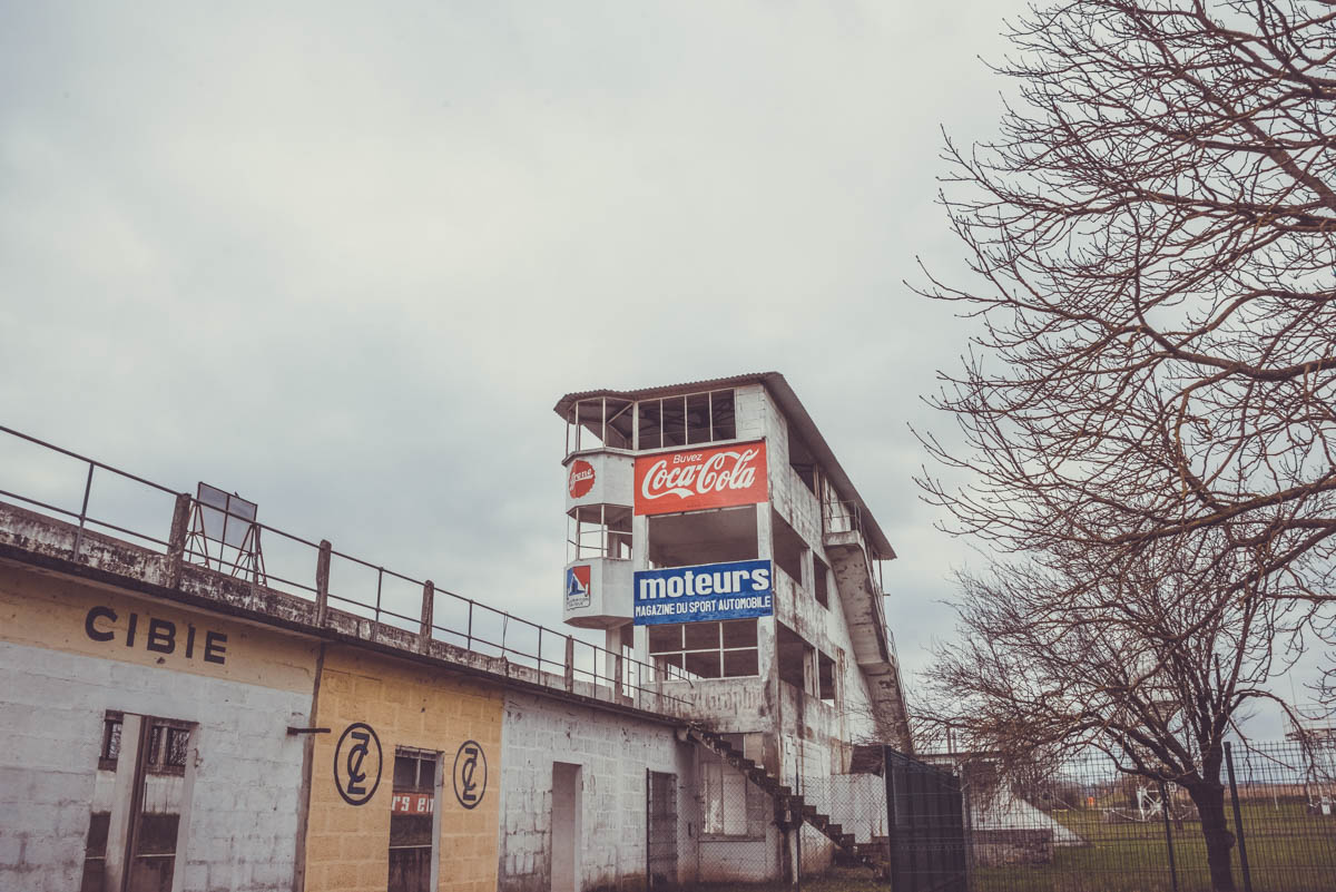 Publicités peintes, enseignes vintages, circuit-de-gueux-Reims. Photos réalisées pour Gentlemen's Factory marque de vêtements et accessoires pour amateurs de motos. Marque Française pour amateurs de styles vintages et lifestyle, café racer et custom motos. Photos Laurent Scavone