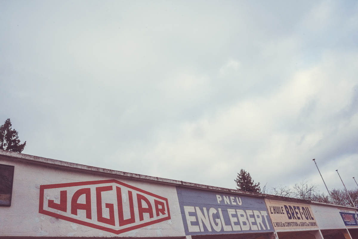 Logo Jaguar, Coca cola, publicité peinte à la main, circuit de Gueux, circuit automobile, photo Laurent Scavone