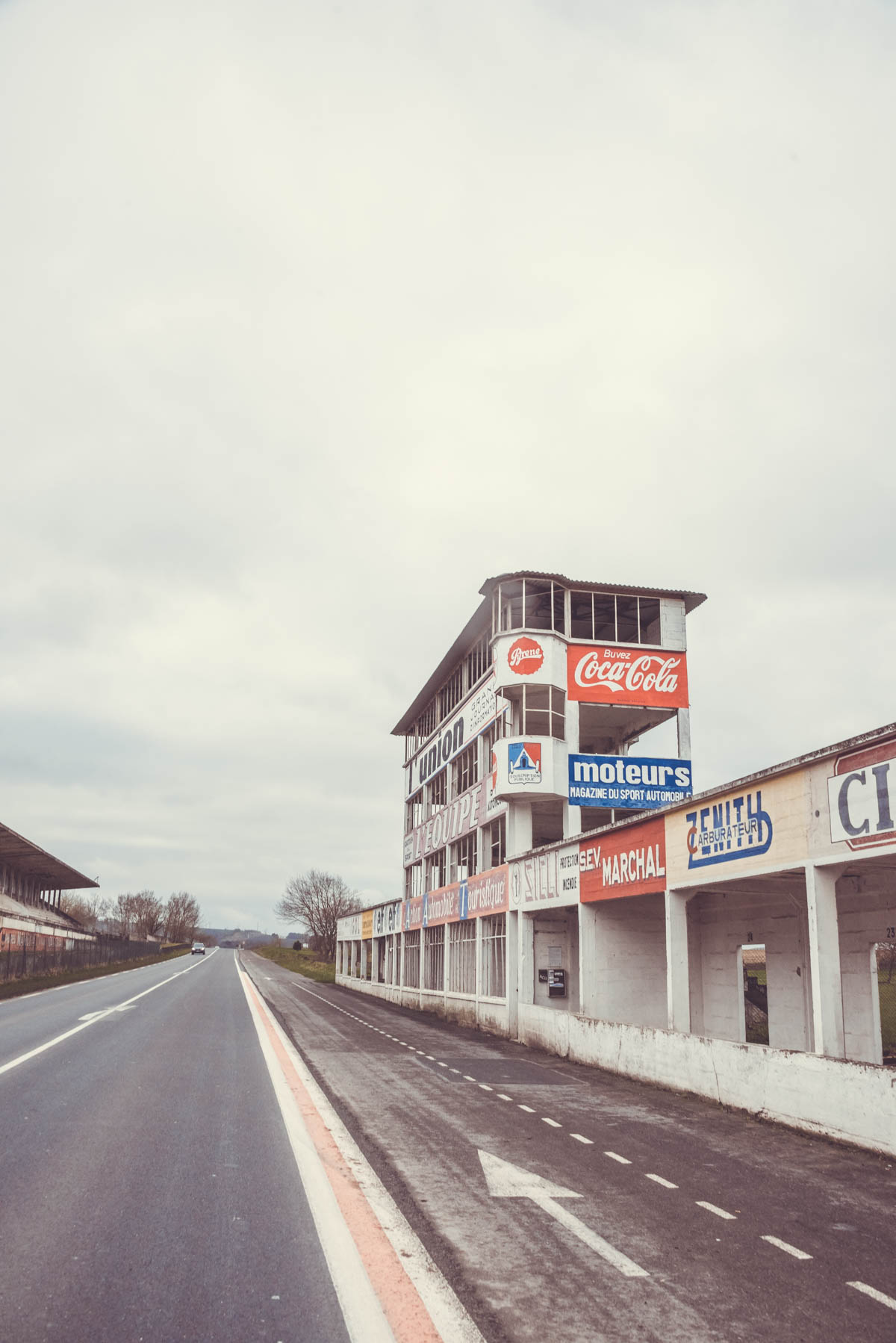 Logo Jaguar, Coca cola, publicité peinte à la main, circuit de Gueux, circuit automobile, photo Laurent Scavone