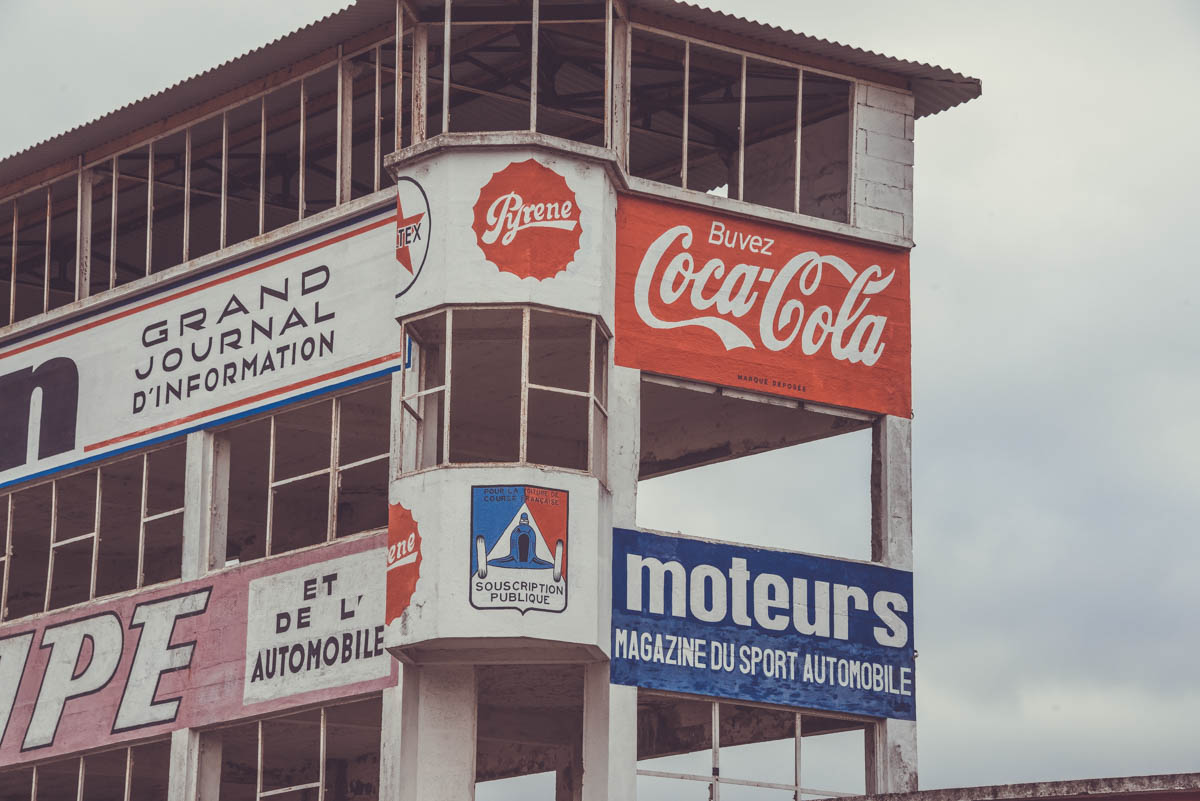 Logo Jaguar, Coca cola, publicité peinte à la main, circuit de Gueux, circuit automobile, photo Laurent Scavone