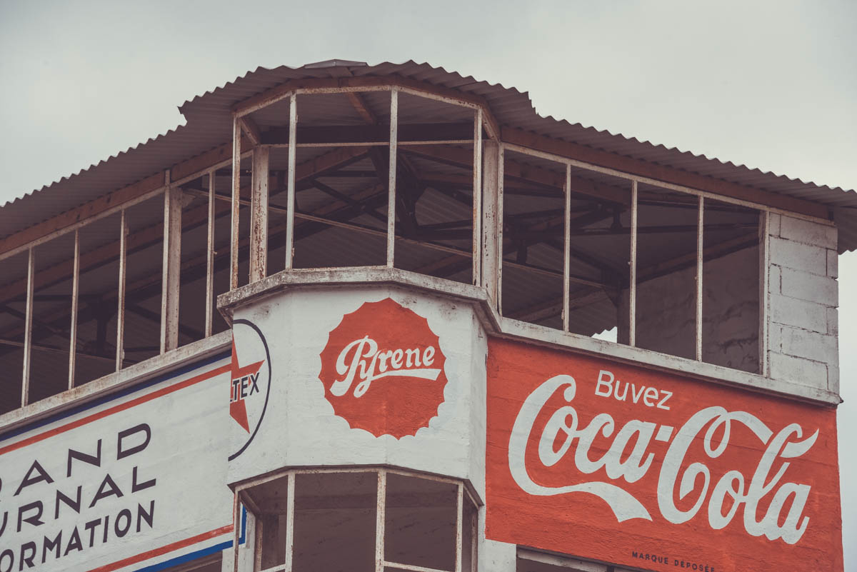 Logo Jaguar, Coca cola, publicité peinte à la main, circuit de Gueux, circuit automobile, photo Laurent Scavone