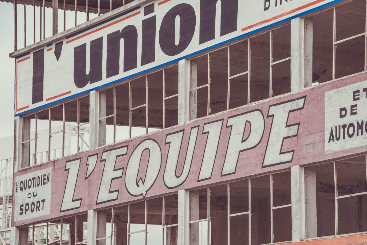 logo L'équipe, l'union, Logo Jaguar, Coca cola, publicité peinte à la main, circuit de Gueux, circuit automobile, photo Laurent Scavone
