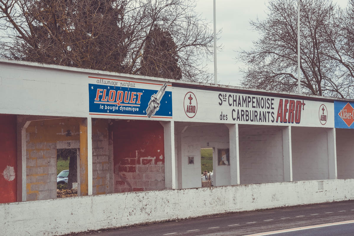 logo L'équipe, l'union, Logo Jaguar, Coca cola, publicité peinte à la main, circuit de Gueux, circuit automobile, photo Laurent Scavone