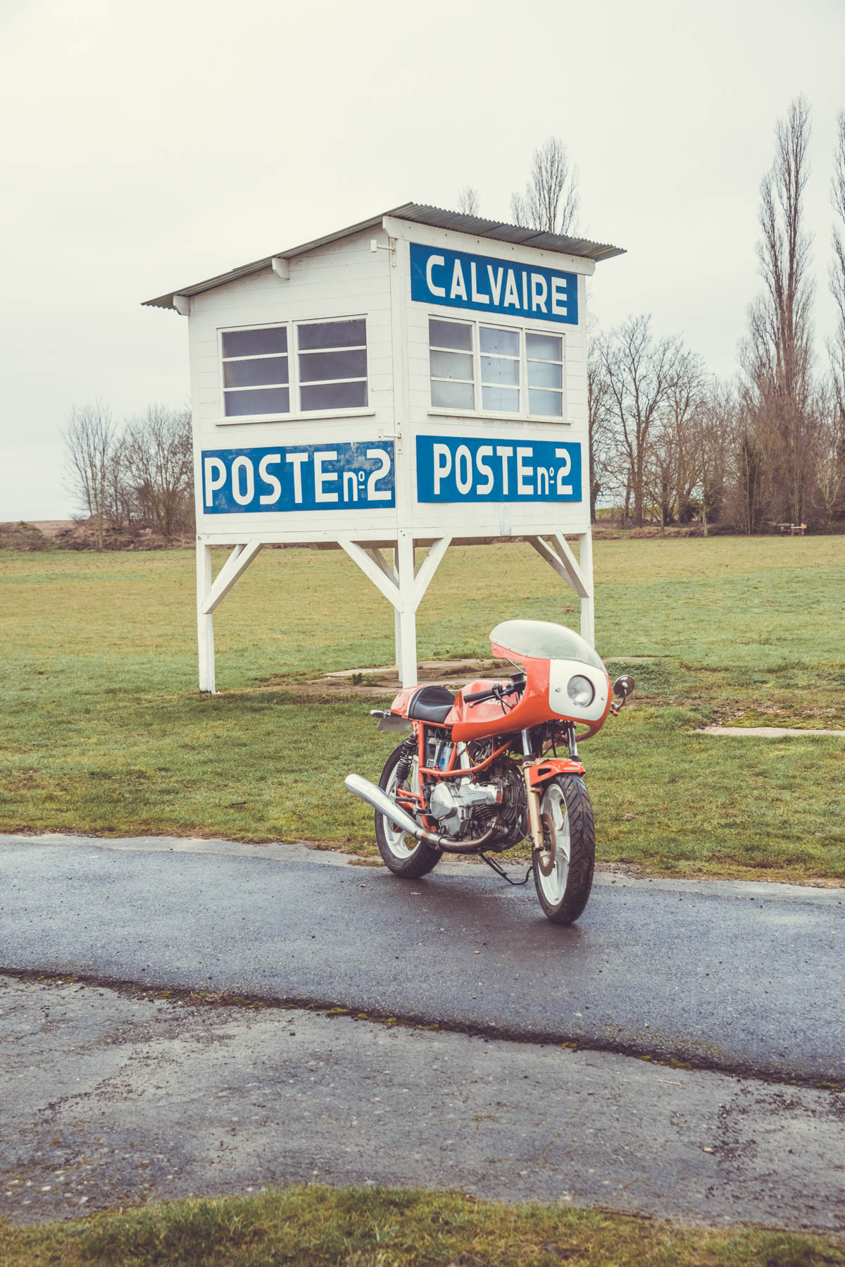 circuit-de-gueux-Reims. Photos réalisées pour Gentlemen's Factory marque de vêtements et accessoires pour amateurs de motos. Marque Française pour amateurs de styles vintages et lifestyle, café racer et custom motos.