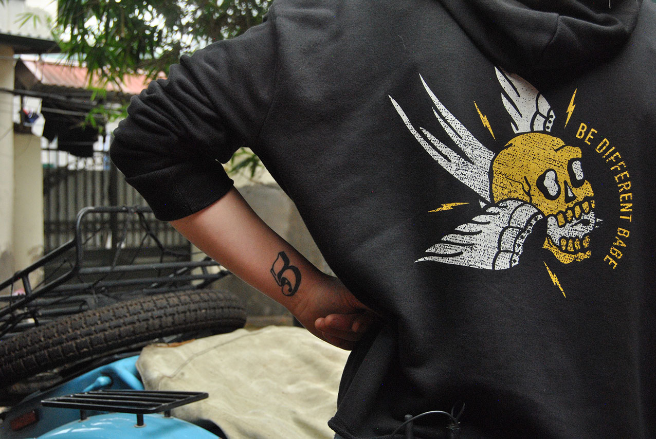 Zoé David wears the Gentlemen's Factory women's collection, a collection for women who love motorcycles