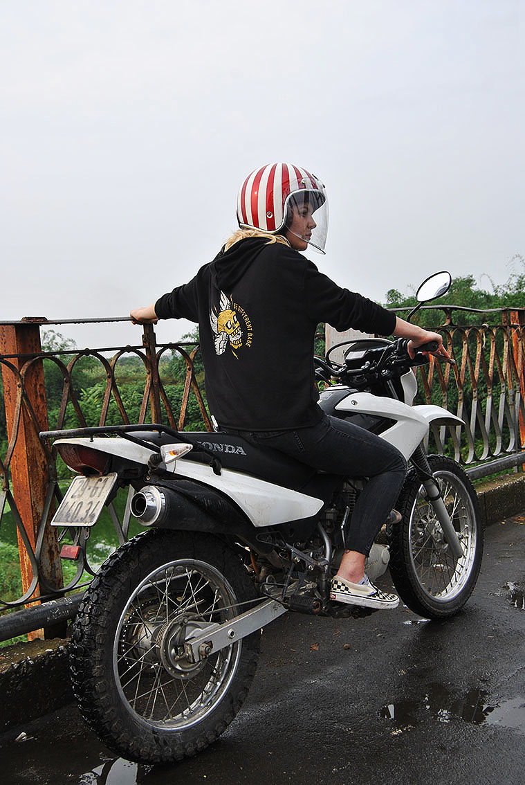 Zoé David - Balade en Asie avec Gentlemen's Factory - Balade moto road trip en moto en Asie, moto vintage entre filles. Collection Femme Gentlemen's Factory par Zoé, mode pour bikeuses