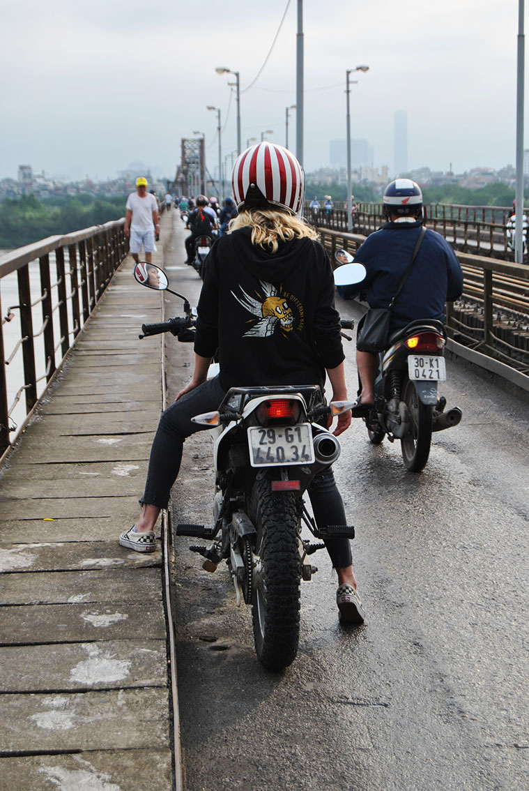 Zoé David - Balade en Asie avec Gentlemen's Factory - Balade moto road trip en moto en Asie, moto vintage entre filles. Collection Femme Gentlemen's Factory par Zoé, mode pour bikeuses