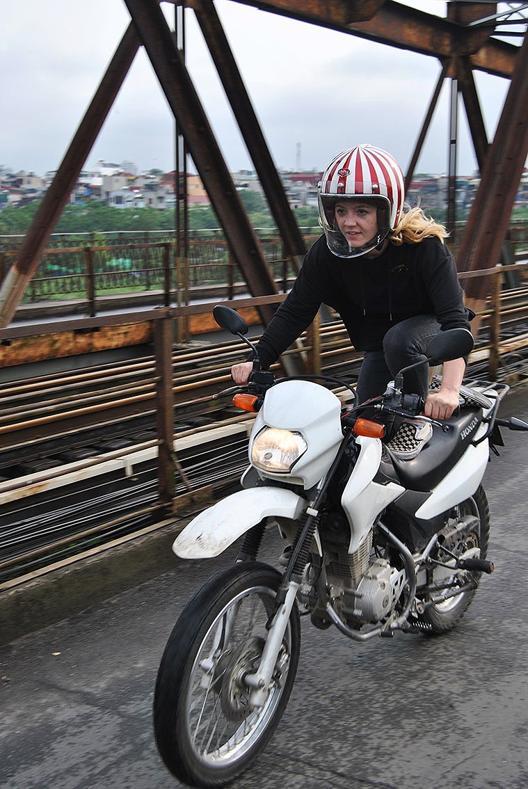 Zoé David - Balade en Asie avec Gentlemen's Factory - Balade moto road trip en moto en Asie, moto vintage entre filles. Collection Femme Gentlemen's Factory par Zoé, mode pour bikeuses- Casque Moto Ruby distribué par www.gentlemens-factory.com