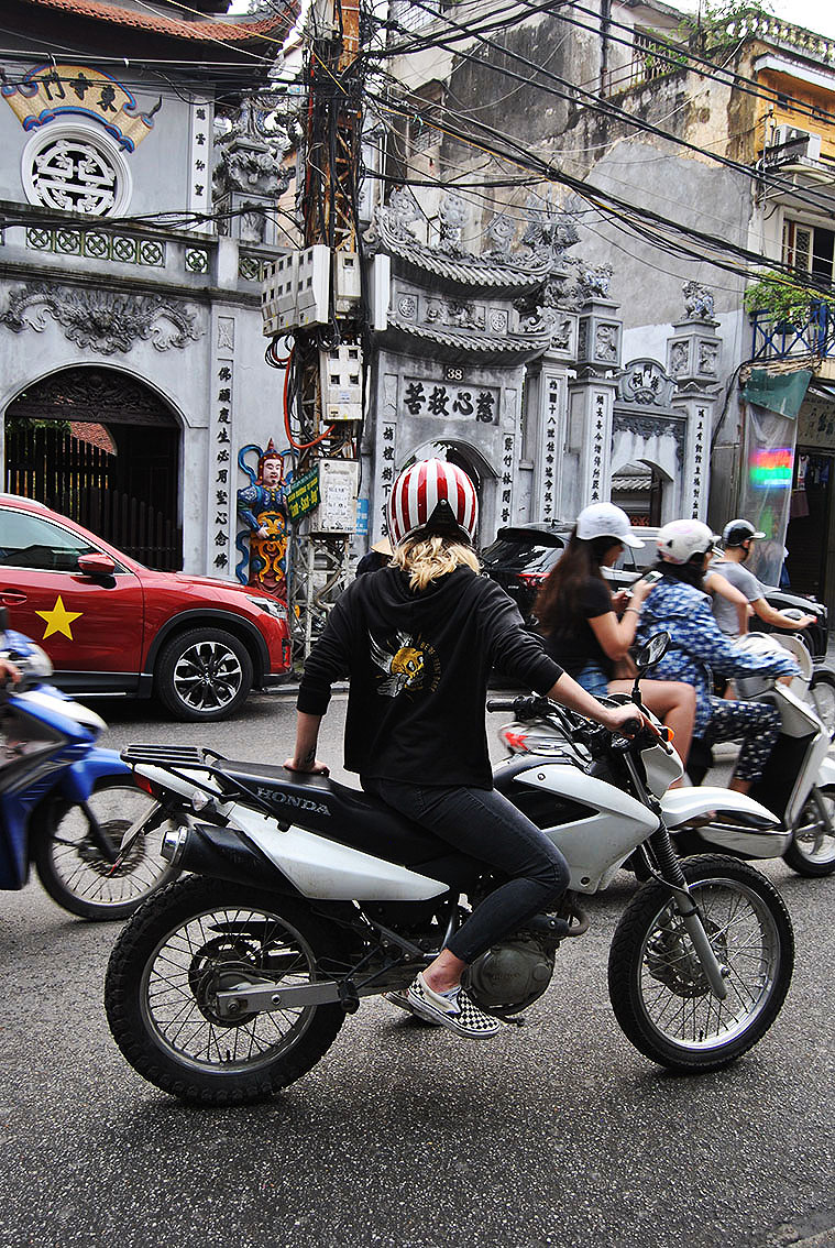 Zoé David - Balade en Asie avec Gentlemen's Factory - Balade moto road trip en moto en Asie, moto vintage entre filles. Collection Femme Gentlemen's Factory par Zoé, mode pour bikeuses- Casque Moto Ruby distribué par www.gentlemens-factory.com