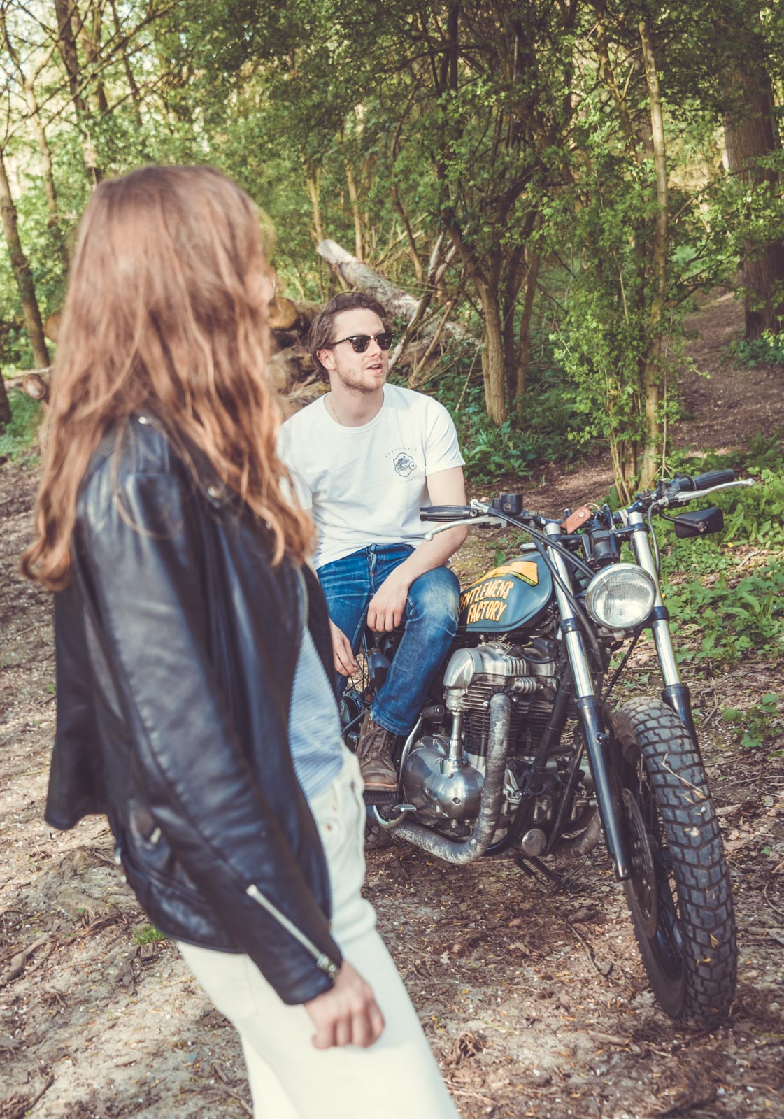 Montesa 250 cc, casque Ruby, balade dans les bois avec Gentlemen's Factory marque française de vêtements et accessoires pour la pratique de la moto chic et casual