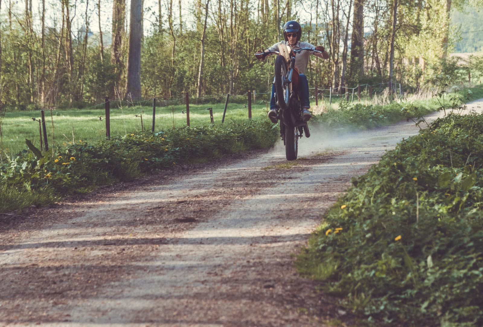 Wheelie avec Anthony pilote Gentlemen's Factory