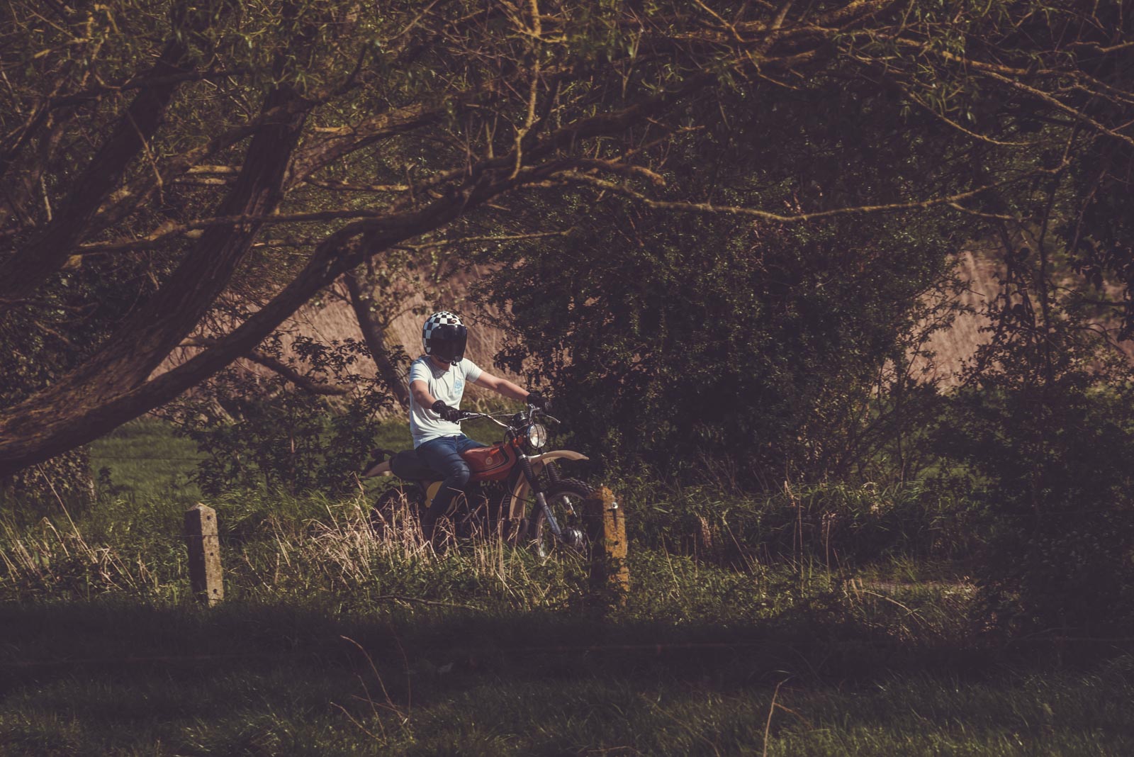 Montesa 250 cc, casque Ruby, balade dans les bois avec Gentlemen's Factory marque française de vêtements et accessoires pour la pratique de la moto chic et casual