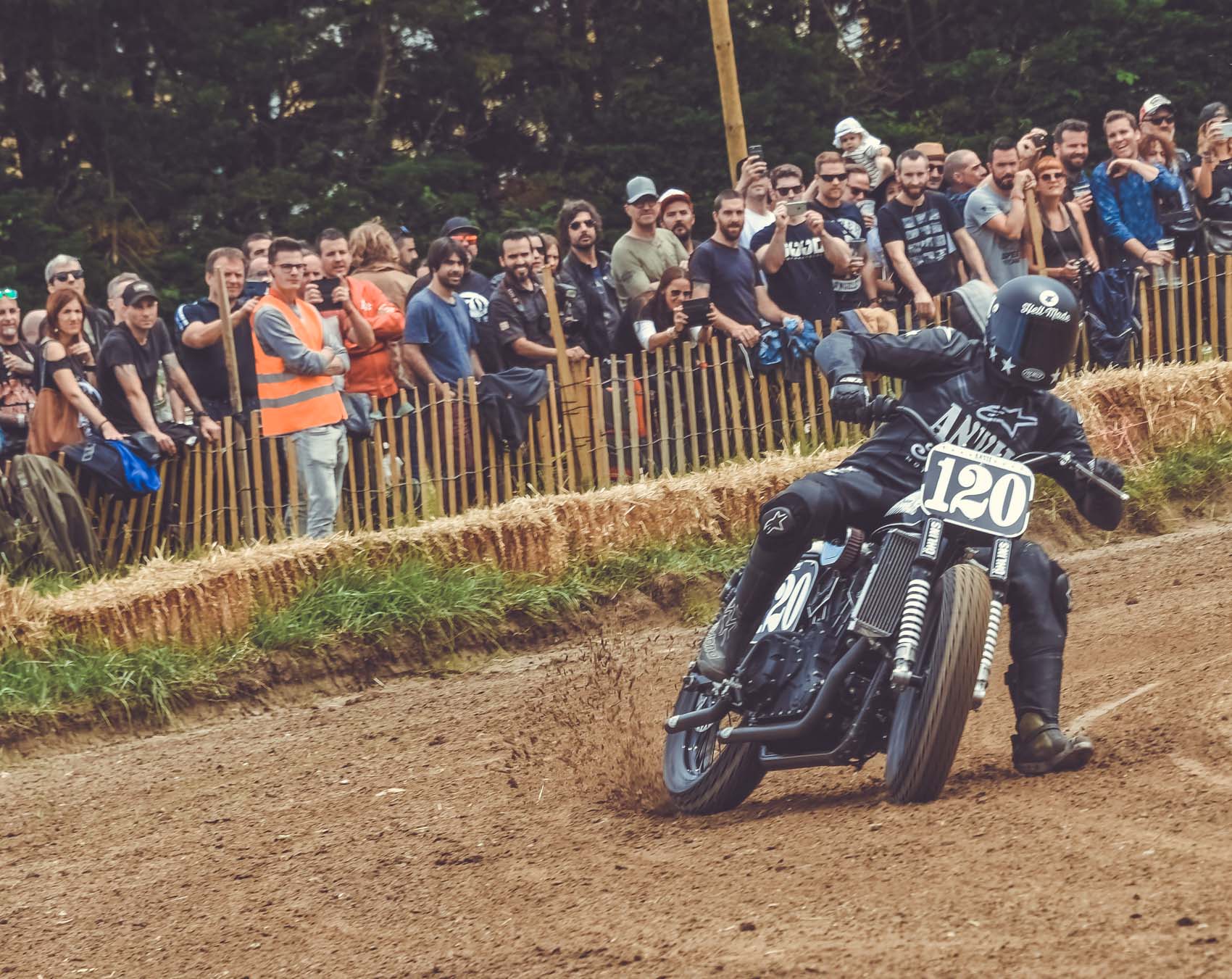 Wheels and Waves - Biarritz on vintage or custom motorcycle - Harley Davidson - Gentlemen's Factory - the motorcycle event of the custom scene and character bikes, surf, skate, prepared bikes, rides in the Basque Country- Flat Track and Vintage Enduro Race