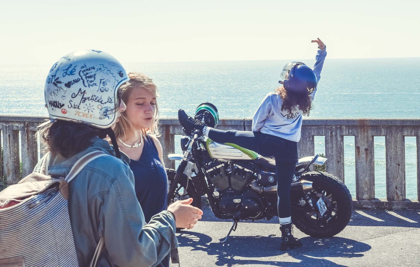 Wheels and Waves - Biarritz en moto vintage ou custom - Triumph Bonneville - Gentlemen's Factory - la cote des basques en moto et surf