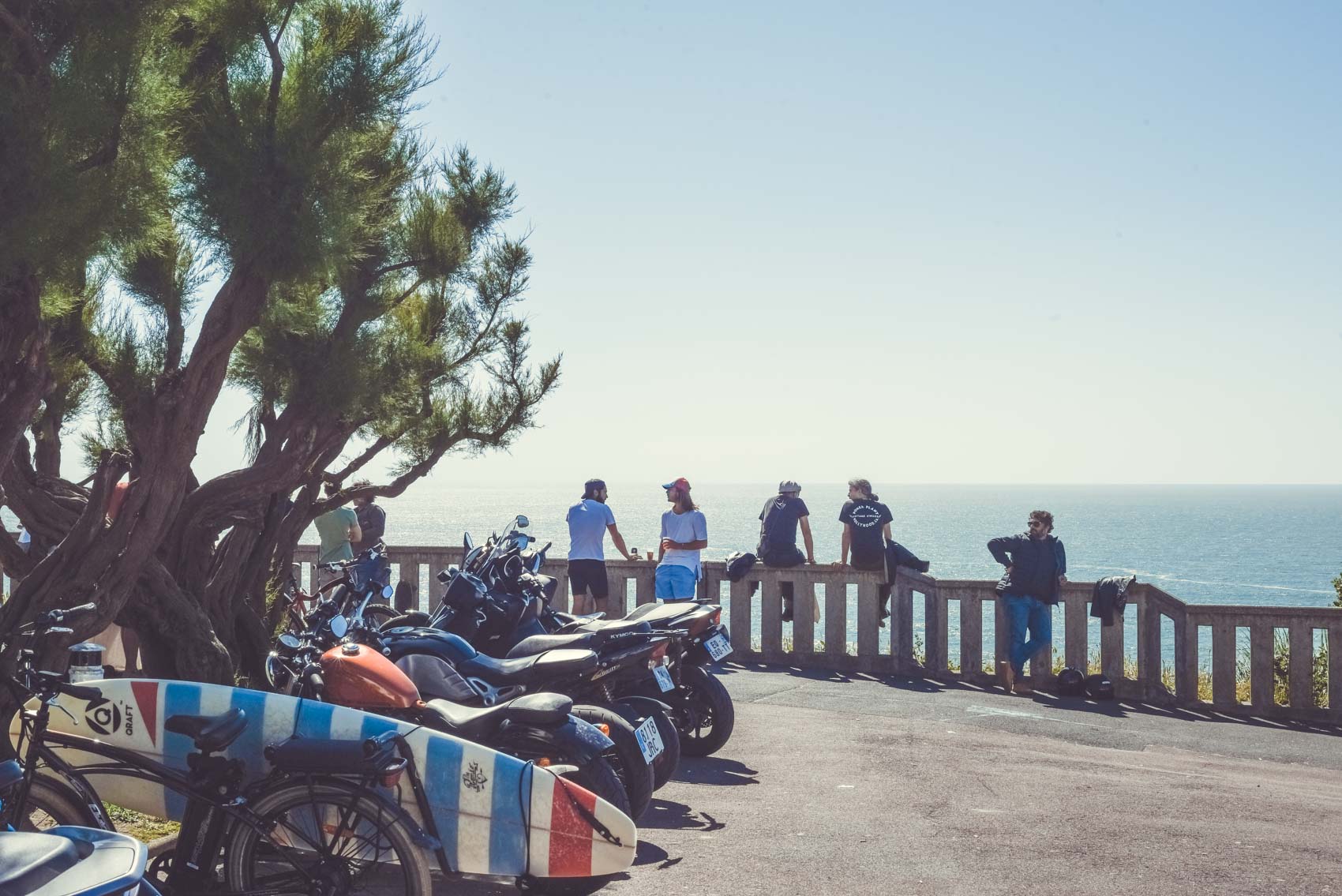 Wheels and Waves - Biarritz on vintage or custom motorcycle - Triumph Bonneville - Gentlemen's Factory - the Basque coast by motorcycle and surf