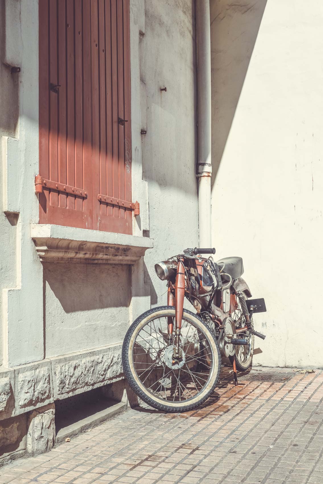 Wheels and Waves - Biarritz on vintage or custom motorcycle