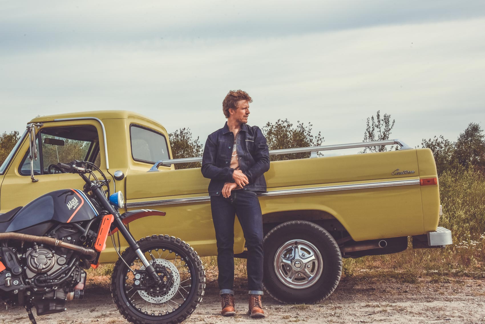 Ensemble blouson et jean Selvedge made in france by gentlemen's factory. Mannequin Adrien Van Beveren pilote officiel Yahama