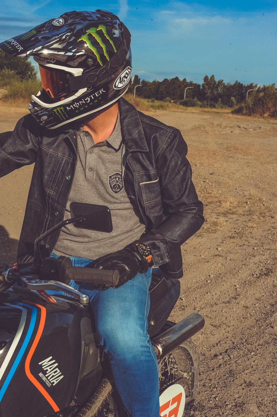 Blouson en jeans selvedge Gentlemen's Factory, casque Arai. Photo Laurent Scavone