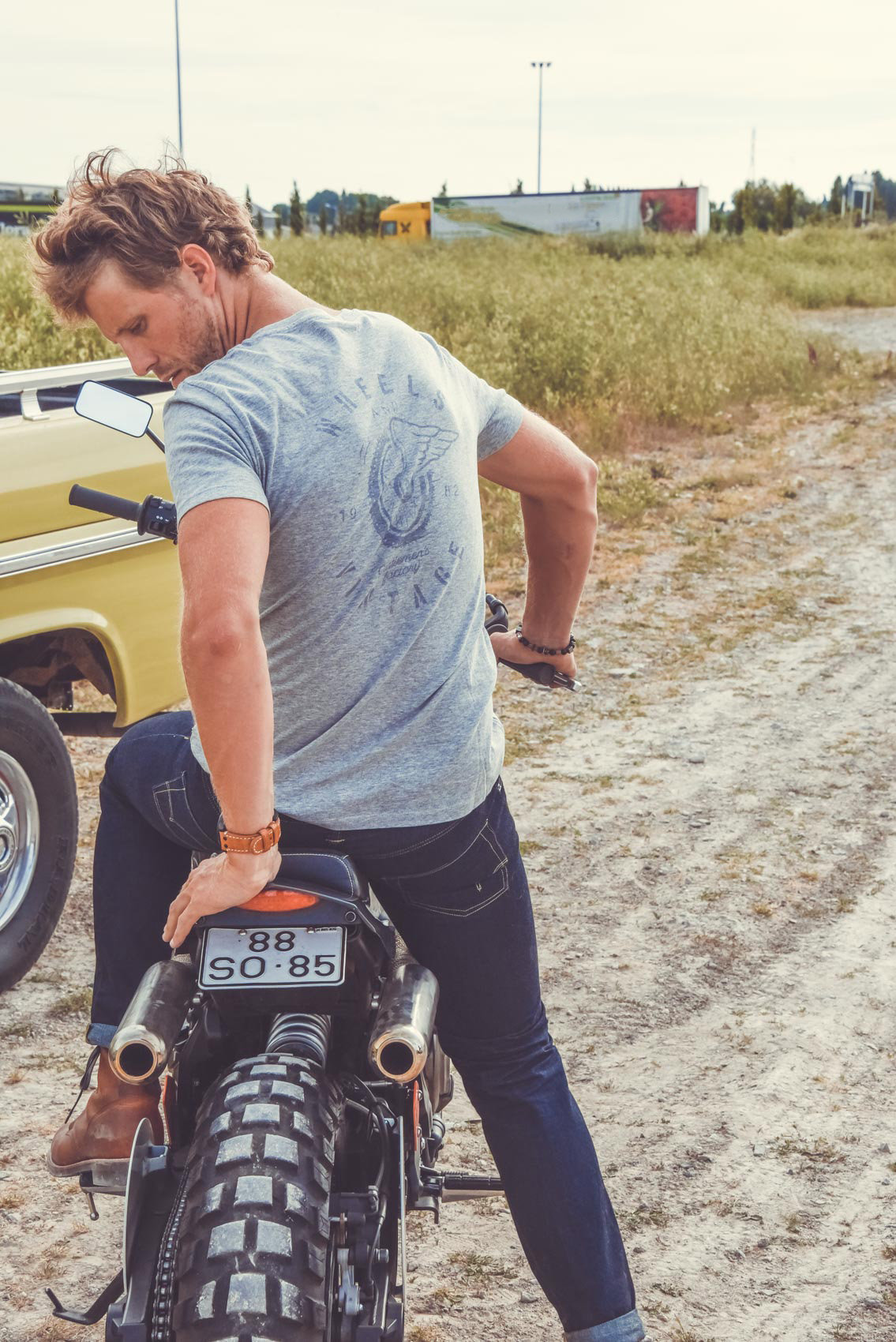 Adrien Van Beveren porte un tee-shirt bio wheels et un jean Selvedge Gentlemen's Factory. Photo Laurent Scavone