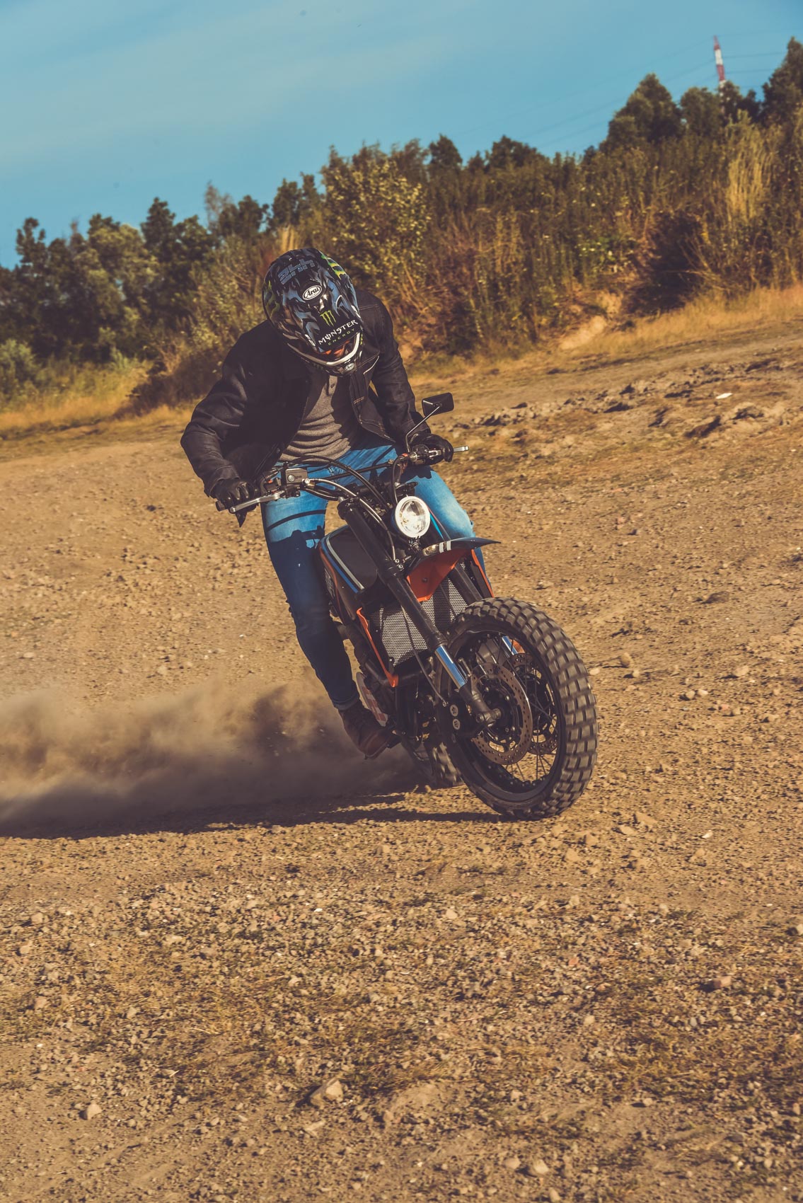 Yamaha, Arai, Monster energy, Gentlemen's Factory.