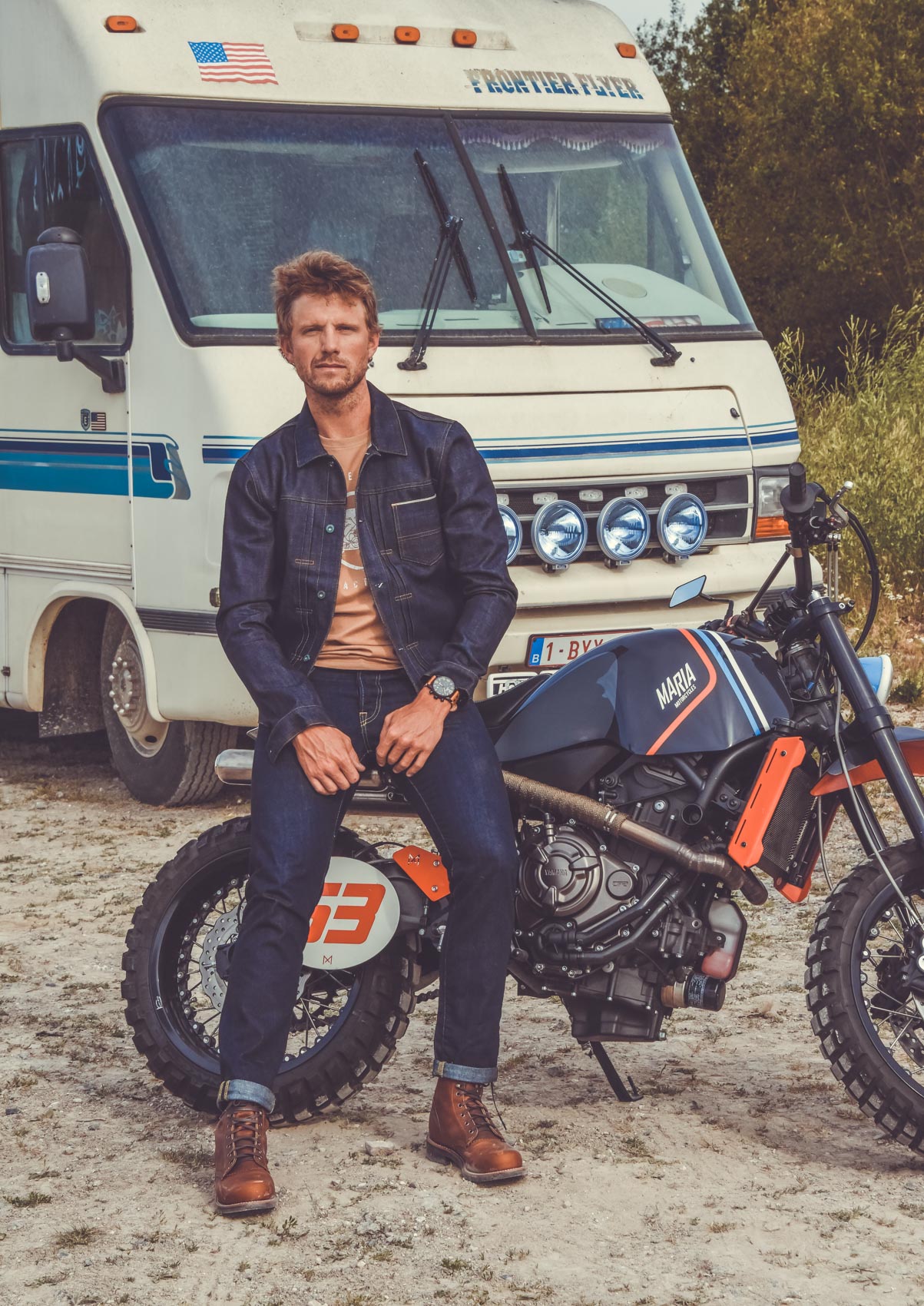 Ensemble blouson et jean Selvedge made in france by gentlemen's factory. Mannequin Adrien Van Beveren pilote officiel Yahama