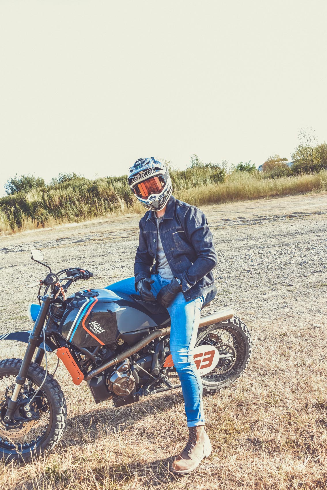 Adrien Van Beveren pilote officiel Yamaha en photo pour Gentlemen's Factory marque de vêtement casual pour amateurs de moto. Adrien porte une veste en jean selvedge made in france by Gentlemen's Factory + des chaussures Chippewa boots.
