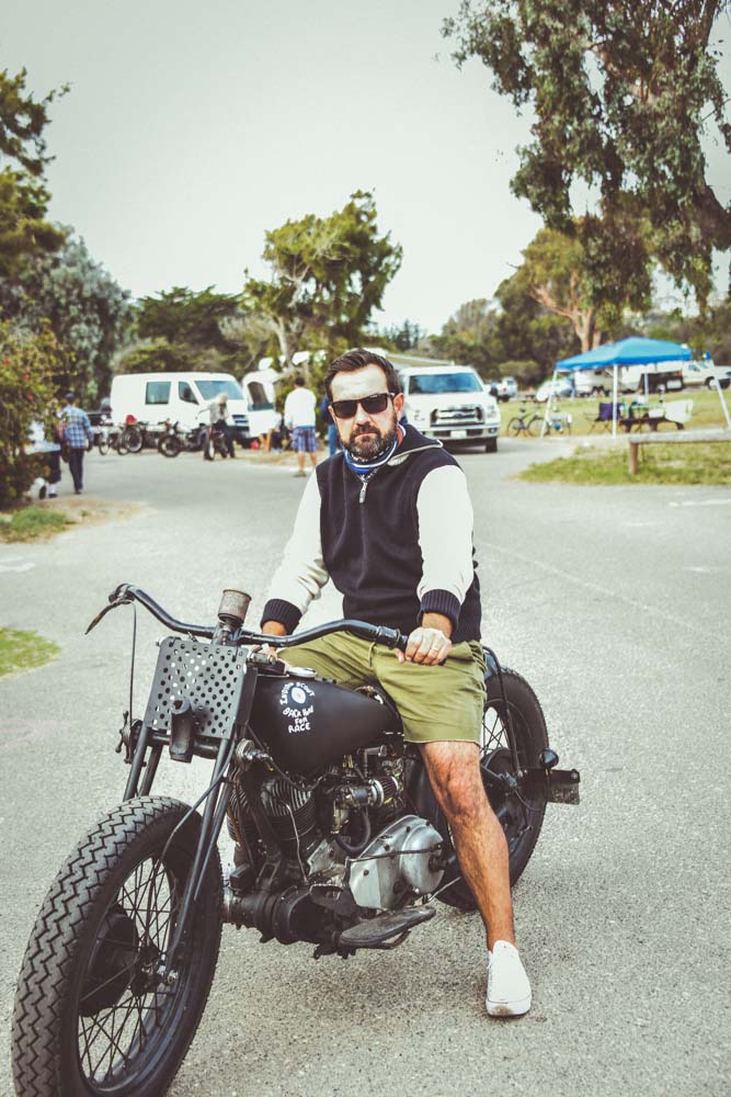 Fred Fosse des Kustom surfeurs sur son Indian Scout / Pull GF 1940