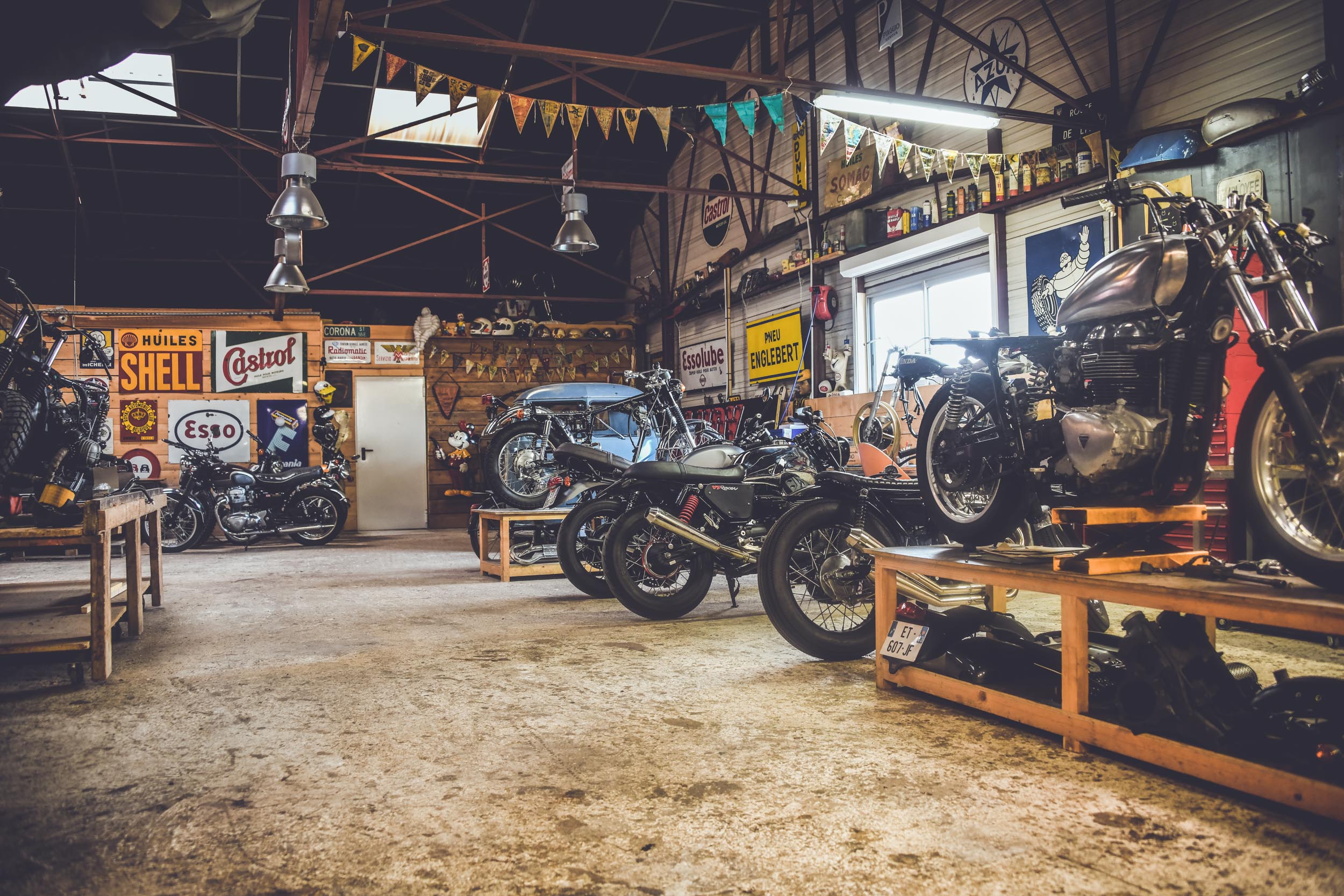 L'Usine Concept Store Saint Raphael, garage motos, custom motorcycle, café racer, boutique de vêtements et barbier un esprit garage tendance. Photos Laurent Scavone