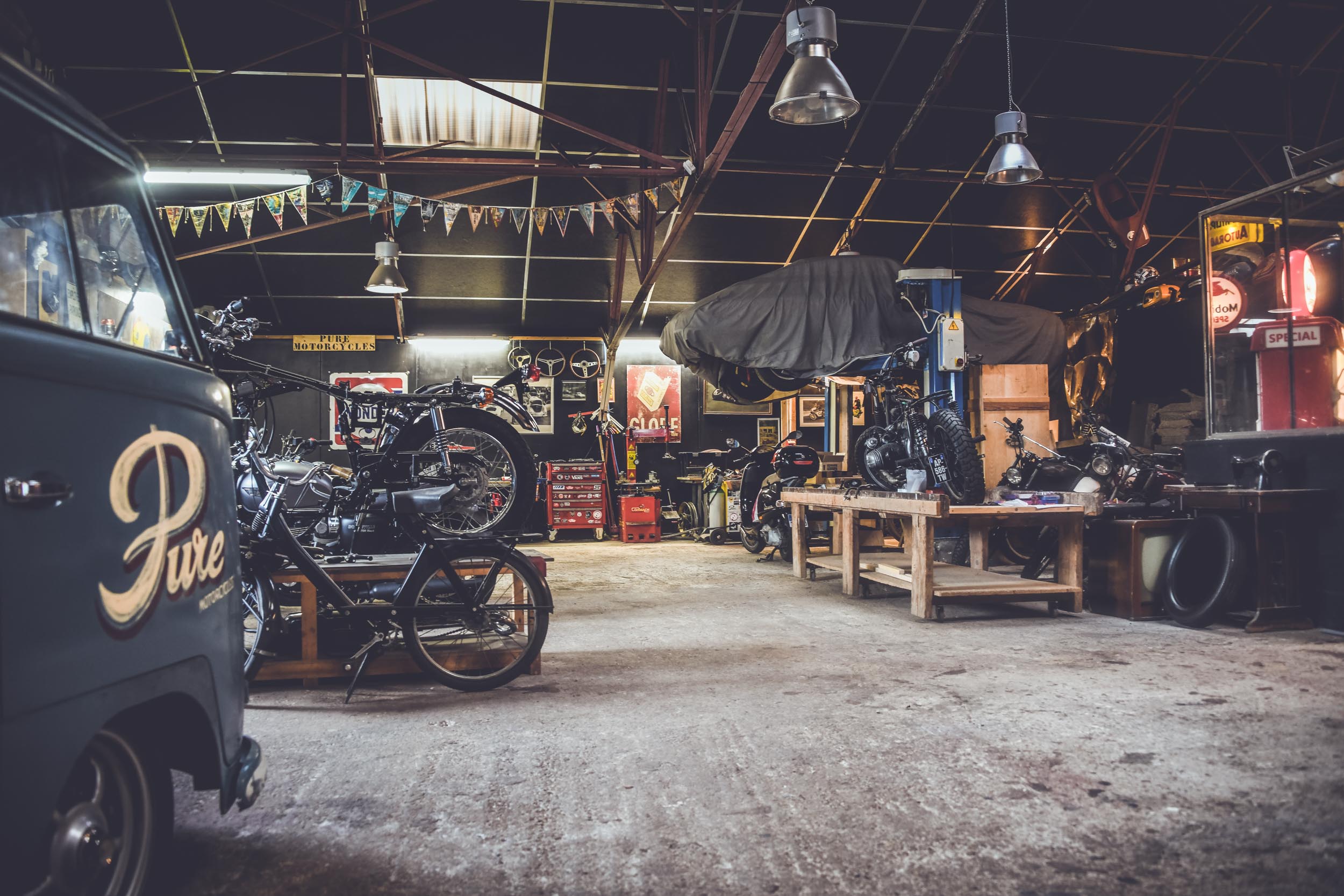 L'Usine Concept Store Saint Raphael, garage motos, custom motorcycle, café racer, boutique de vêtements et barbier un esprit garage tendance. Photos Laurent Scavone