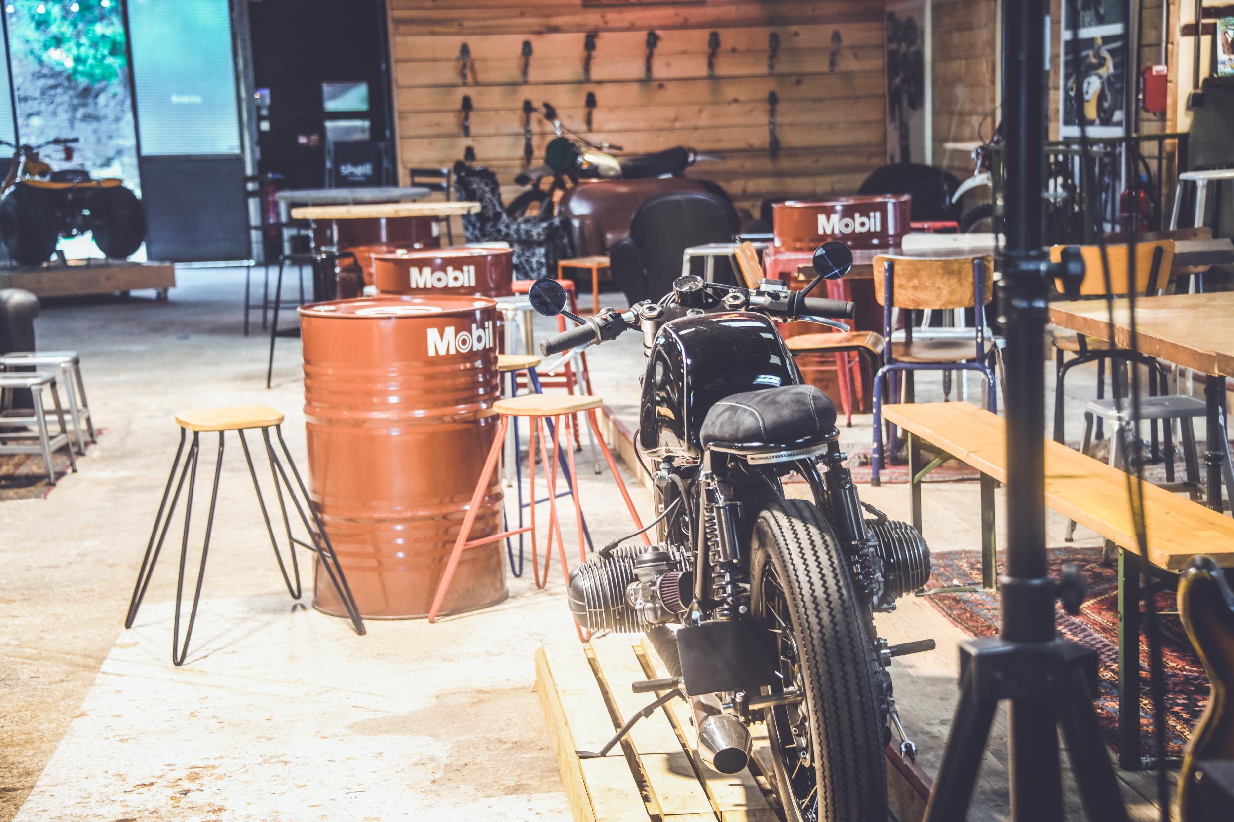 L'Usine Concept Store Saint Raphael, garage motos, custom motorcycle, café racer, boutique de vêtements et barbier un esprit garage tendance. Photos Laurent Scavone