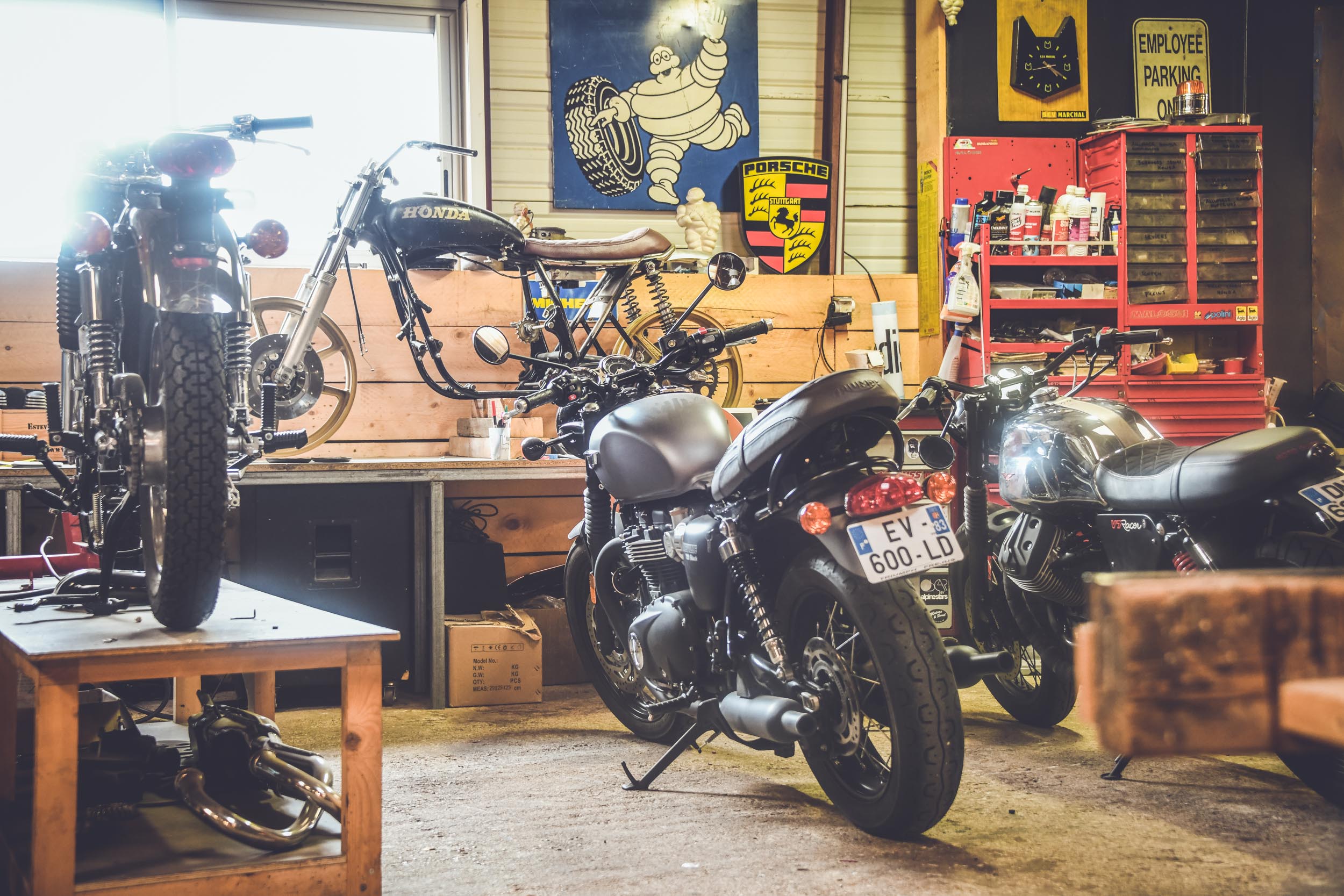 L'Usine Concept Store Saint Raphael, garage motos, custom motorcycle, café racer, boutique de vêtements et barbier un esprit garage tendance. Photos Laurent Scavone