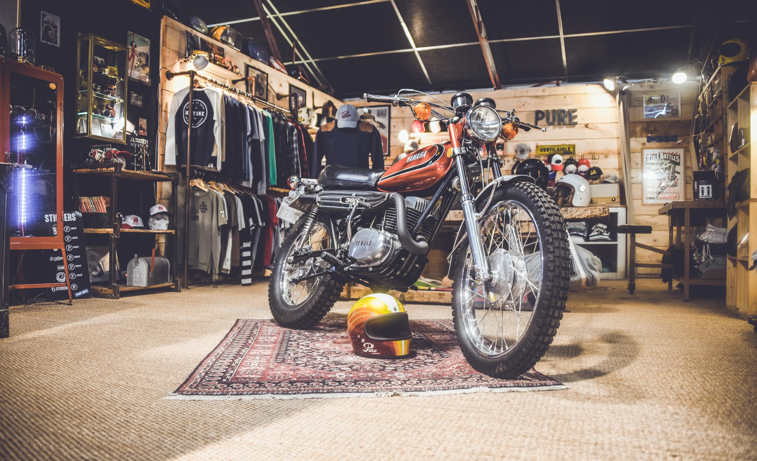 L'Usine Concept Store Saint Raphael, garage motos, custom motorcycle, café racer, boutique de vêtements et barbier un esprit garage tendance. Photos Laurent Scavone