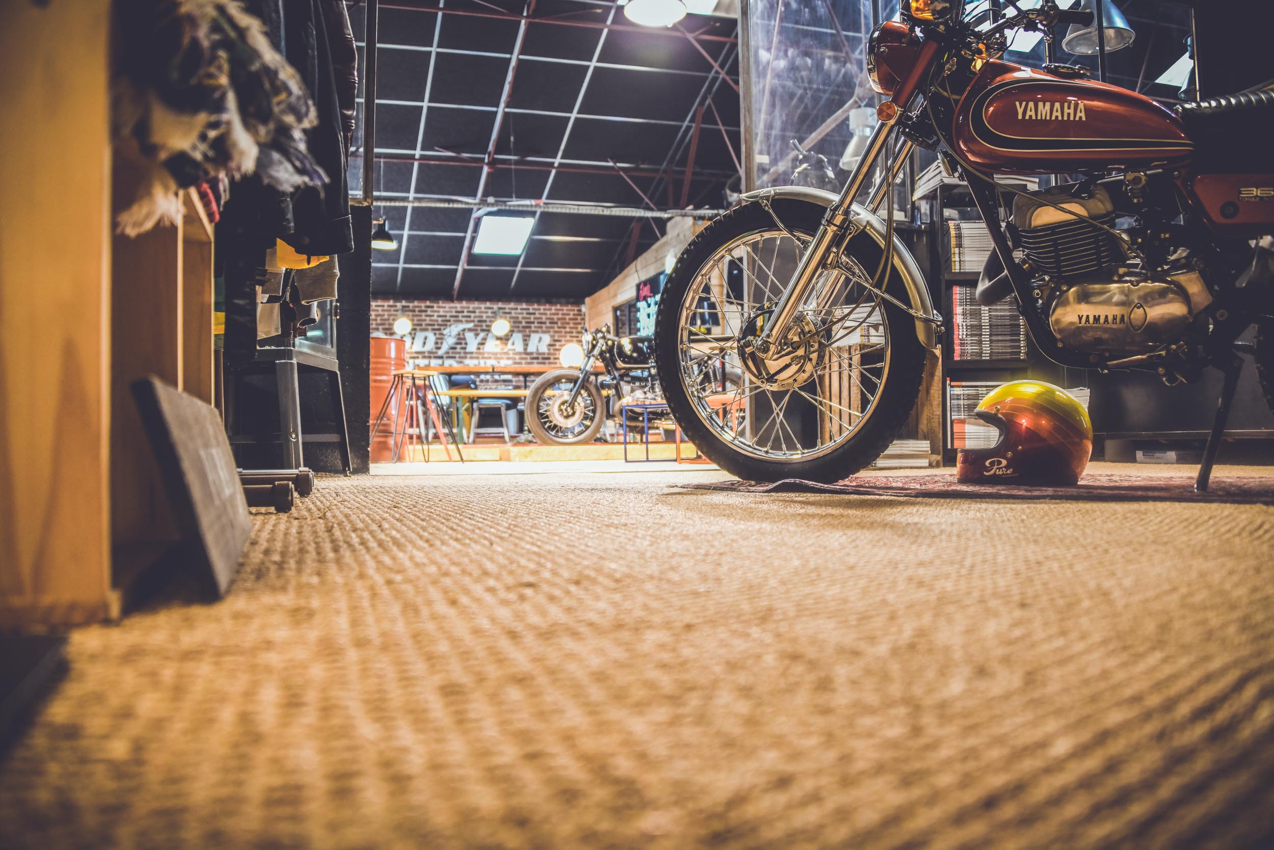 L'Usine Concept Store Saint Raphael, garage motos, custom motorcycle, café racer, boutique de vêtements et barbier un esprit garage tendance. Photos Laurent Scavone