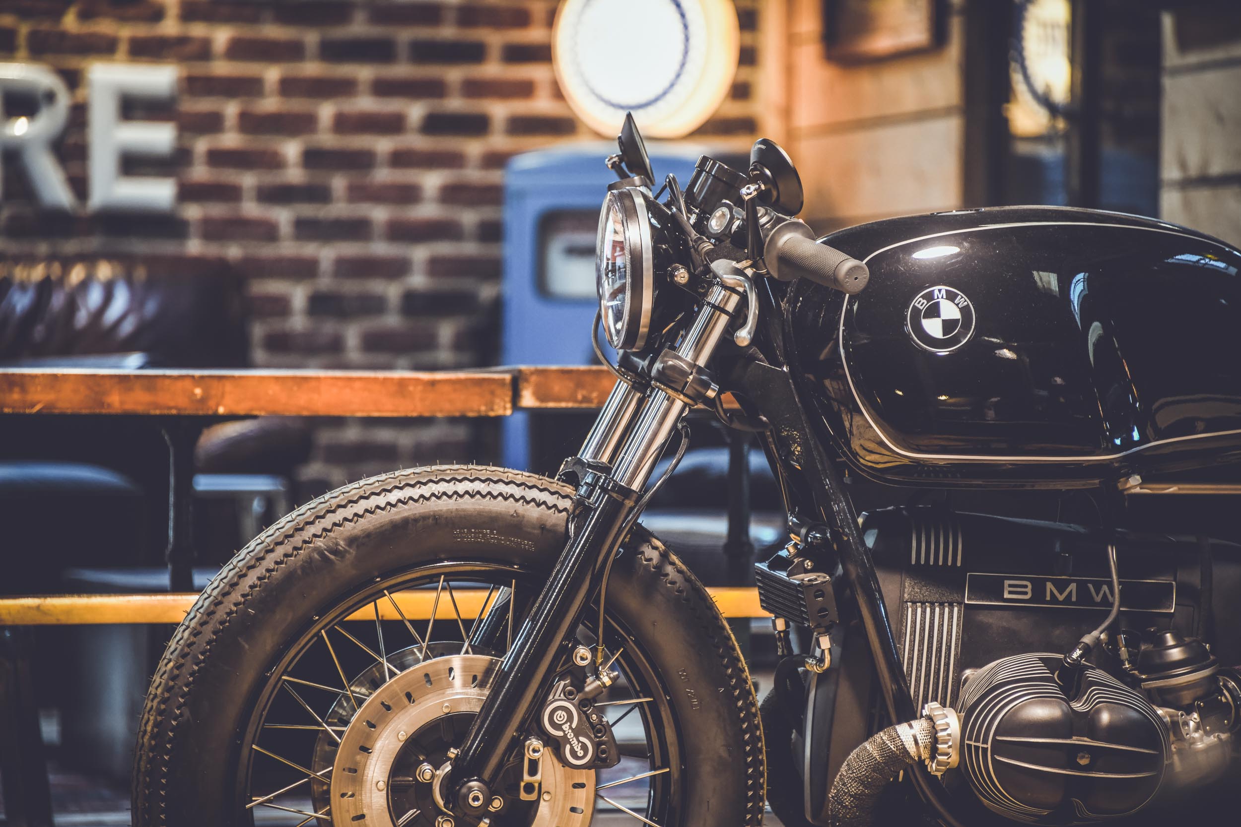 L'Usine Concept Store Saint Raphael, garage motos, custom motorcycle, café racer, boutique de vêtements et barbier un esprit garage tendance. Photos Laurent Scavone