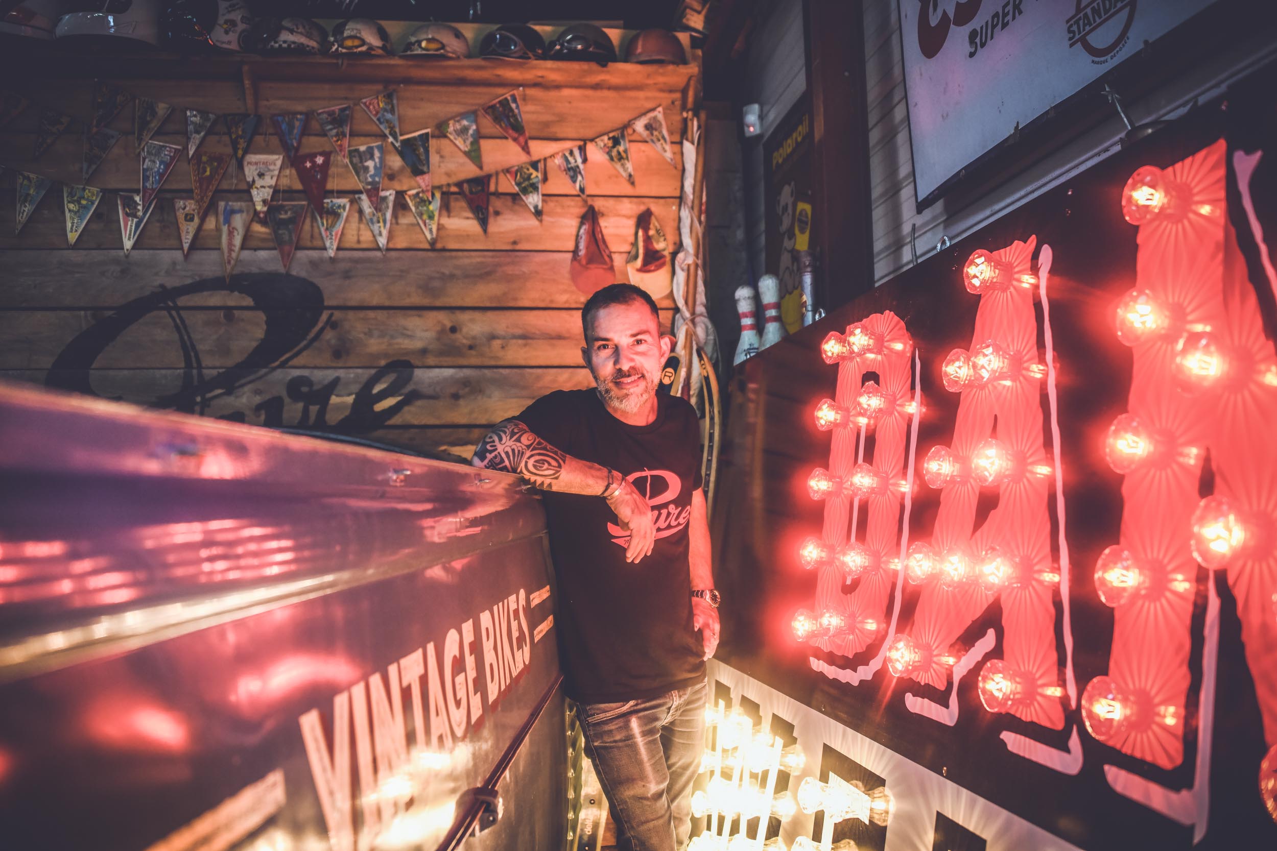 L'Usine Concept Store Saint Raphael, garage motos, custom motorcycle, café racer, boutique de vêtements et barbier un esprit garage tendance. Photos Laurent Scavone