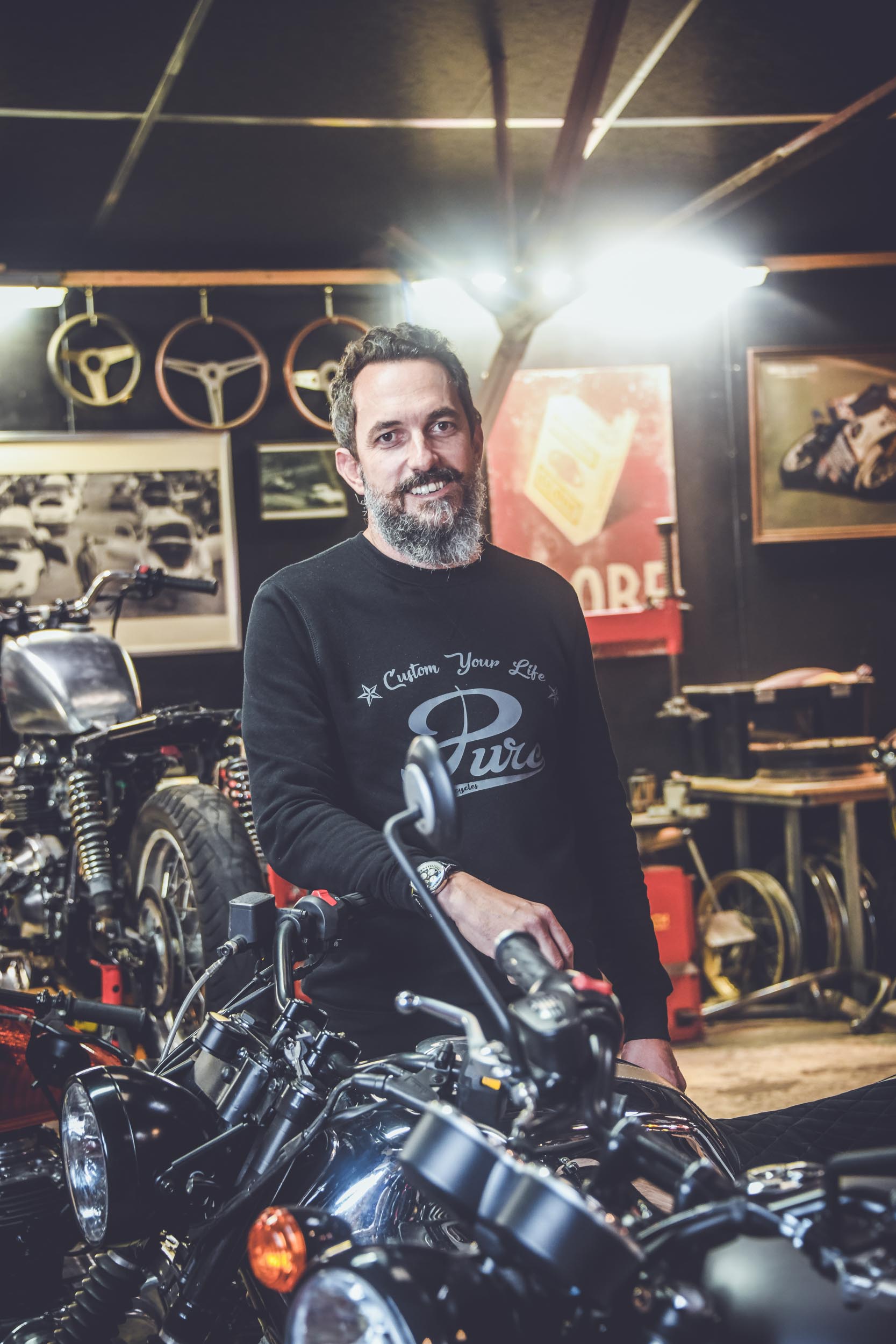 L'Usine Concept Store Saint Raphael, garage motos, custom motorcycle, café racer, boutique de vêtements et barbier un esprit garage tendance. Photos Laurent Scavone