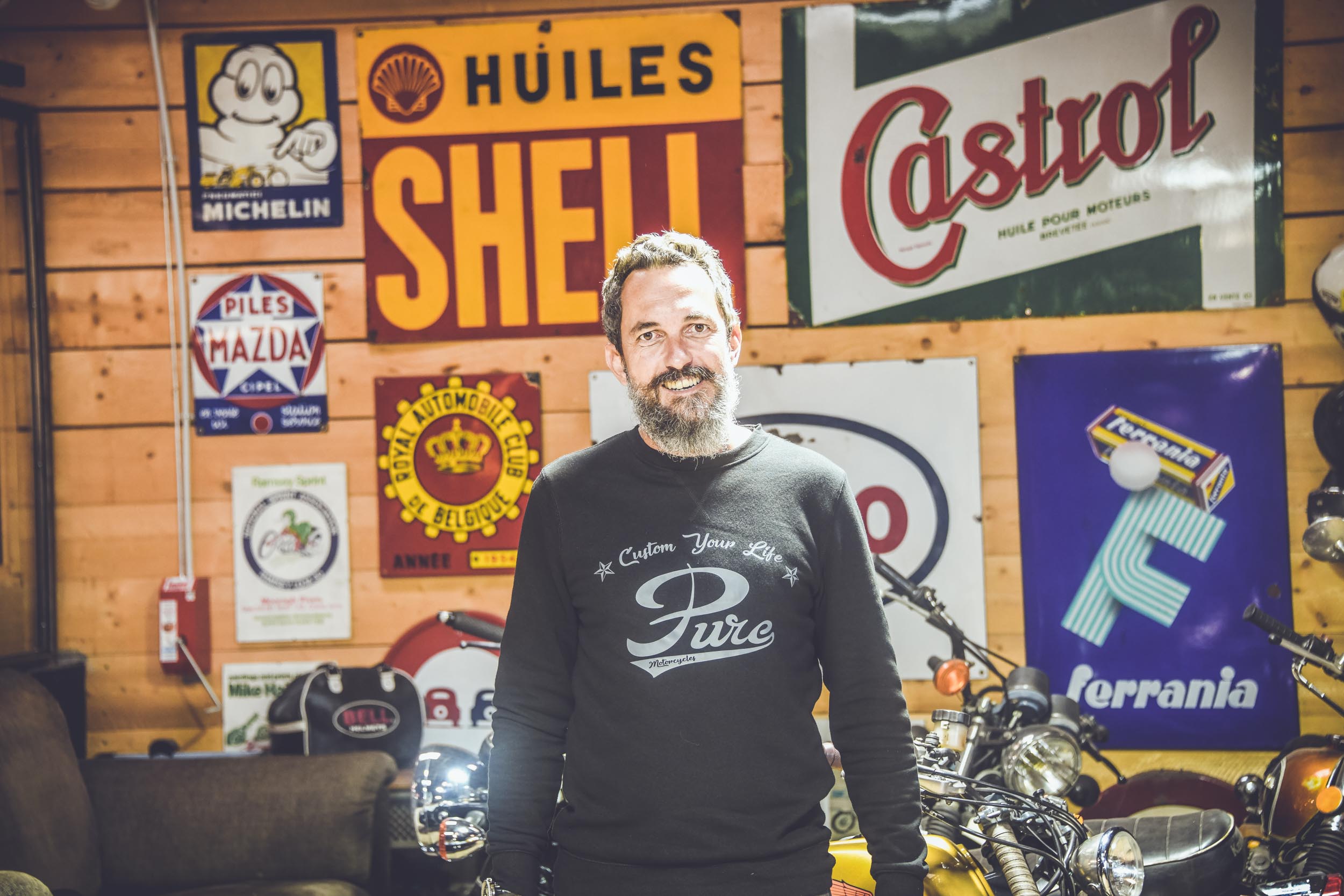 L'Usine Concept Store Saint Raphael, garage motos, custom motorcycle, café racer, boutique de vêtements et barbier un esprit garage tendance. Photos Laurent Scavone
