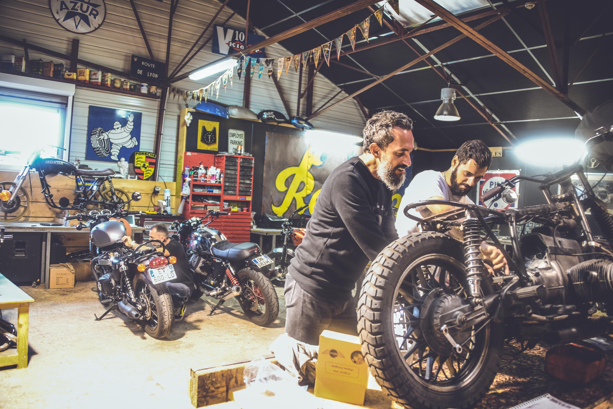 L'Usine Concept Store Saint Raphael, garage motos, custom motorcycle, café racer, boutique de vêtements et barbier un esprit garage tendance. Photos Laurent Scavone